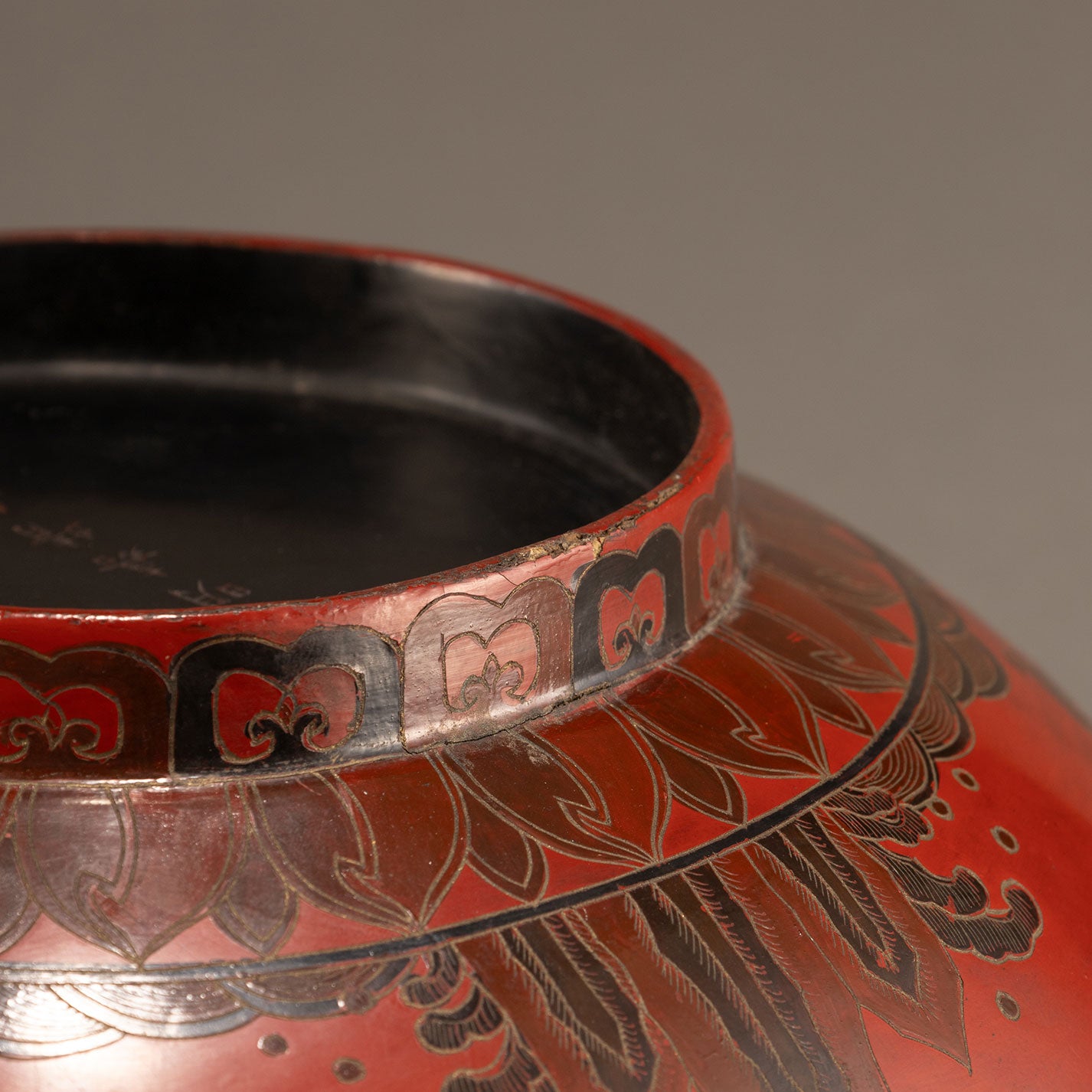 Lacquer box with dragon and phoenix motif