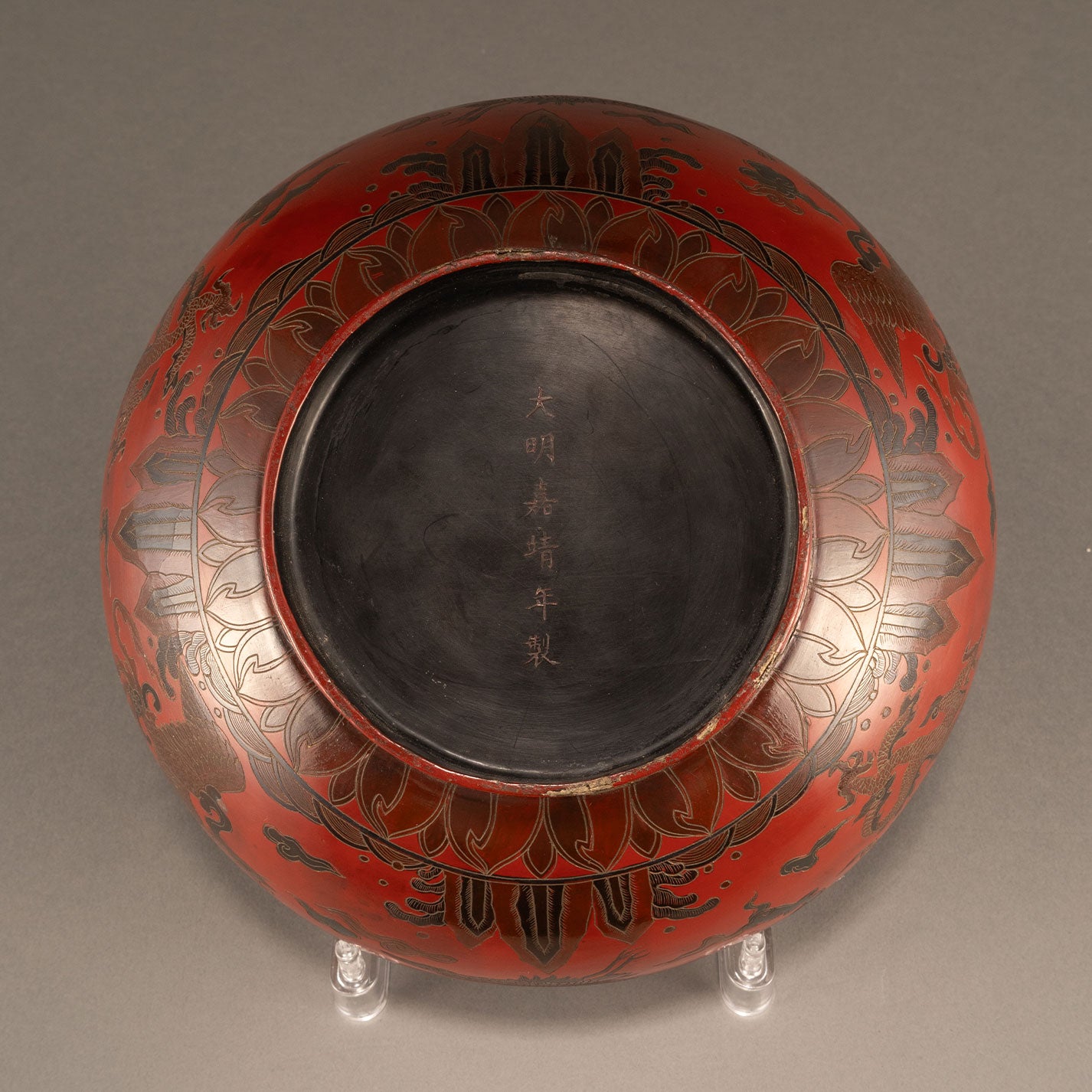 Lacquer box with dragon and phoenix motif