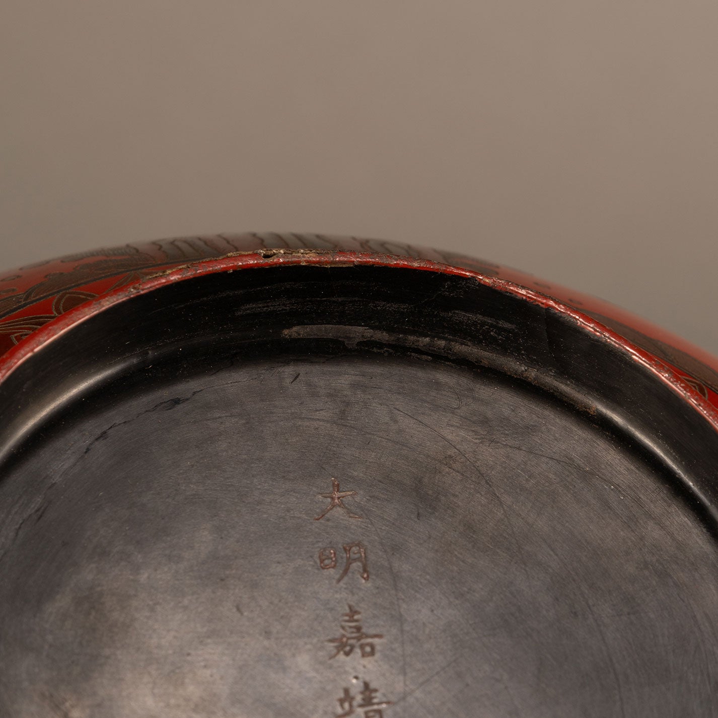 Lacquer box with dragon and phoenix motif