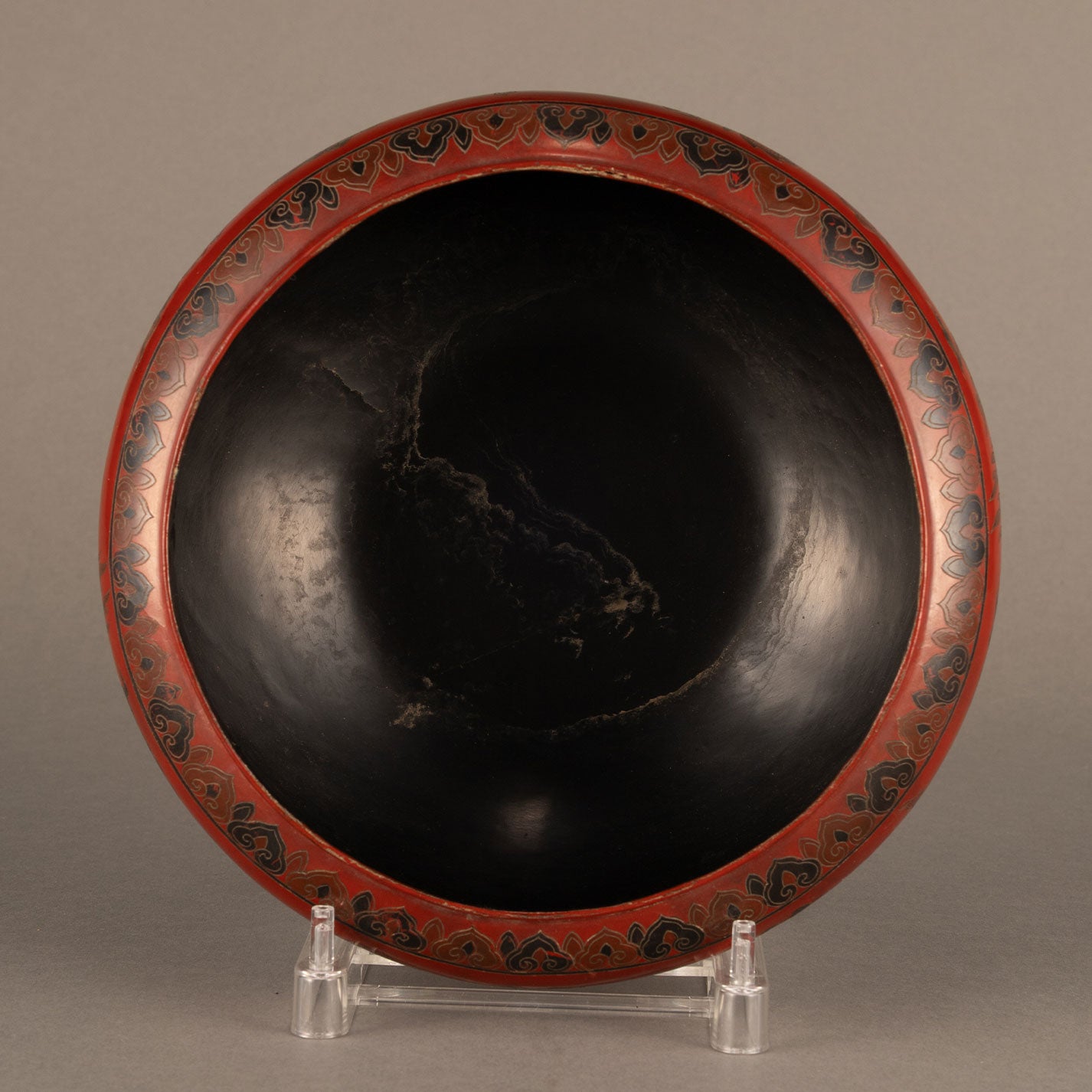 Lacquer box with dragon and phoenix motif