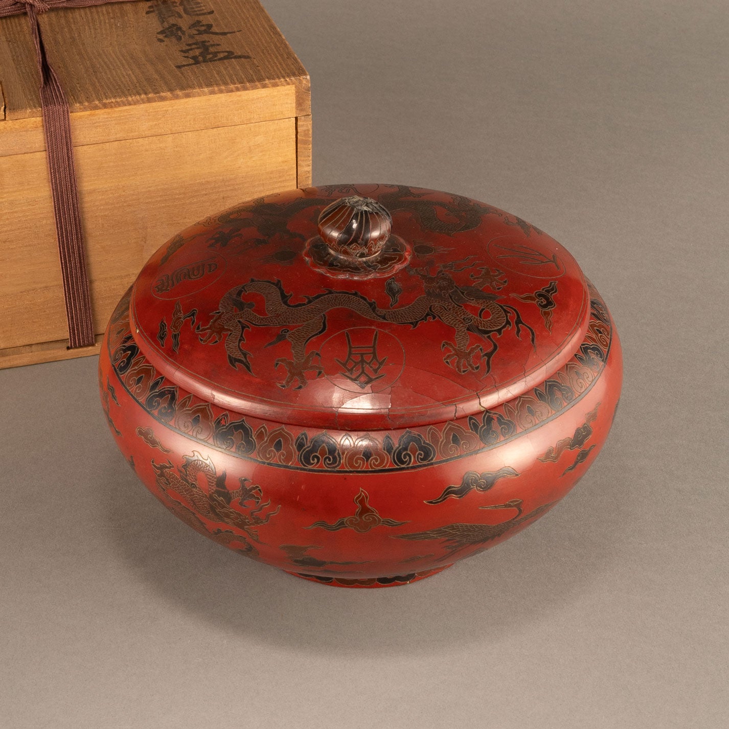 Lacquer box with dragon and phoenix motif