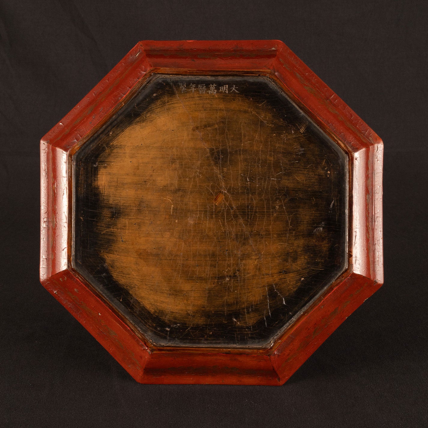 Colored lacquer octagonal tray