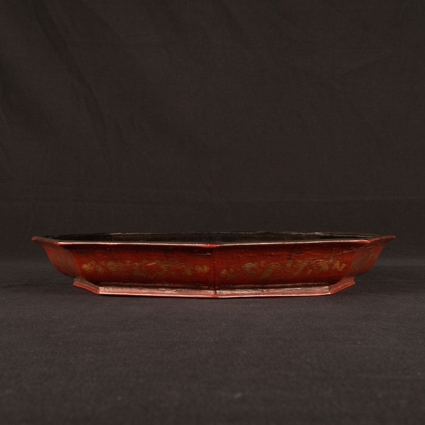 Colored lacquer octagonal tray