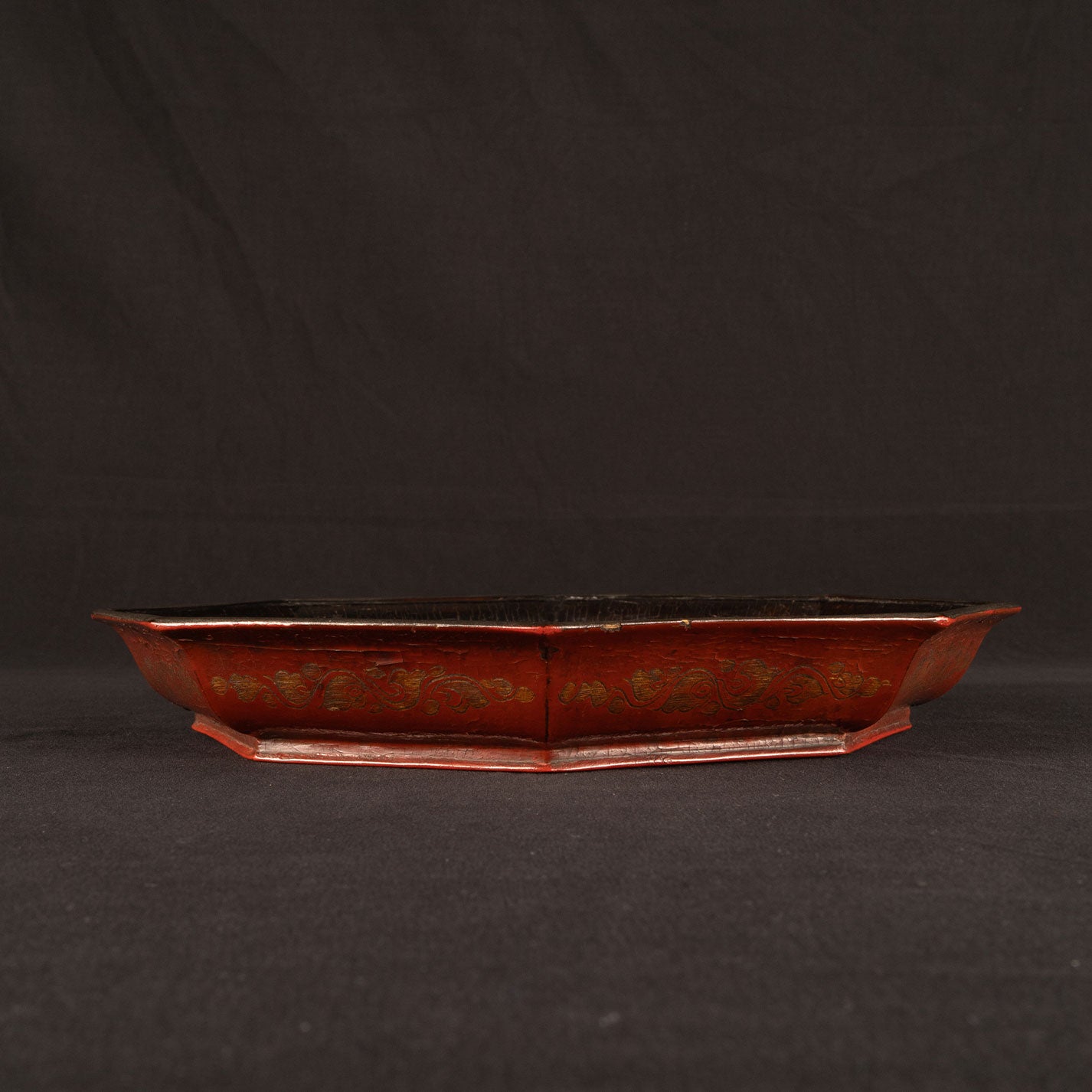 Colored lacquer octagonal tray