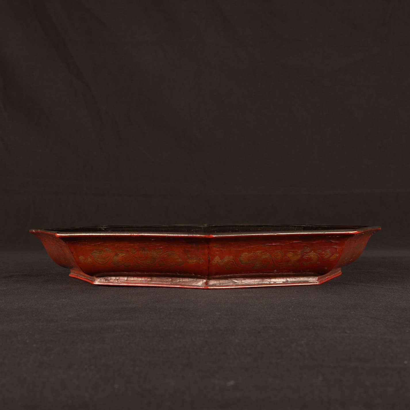 Colored lacquer octagonal tray