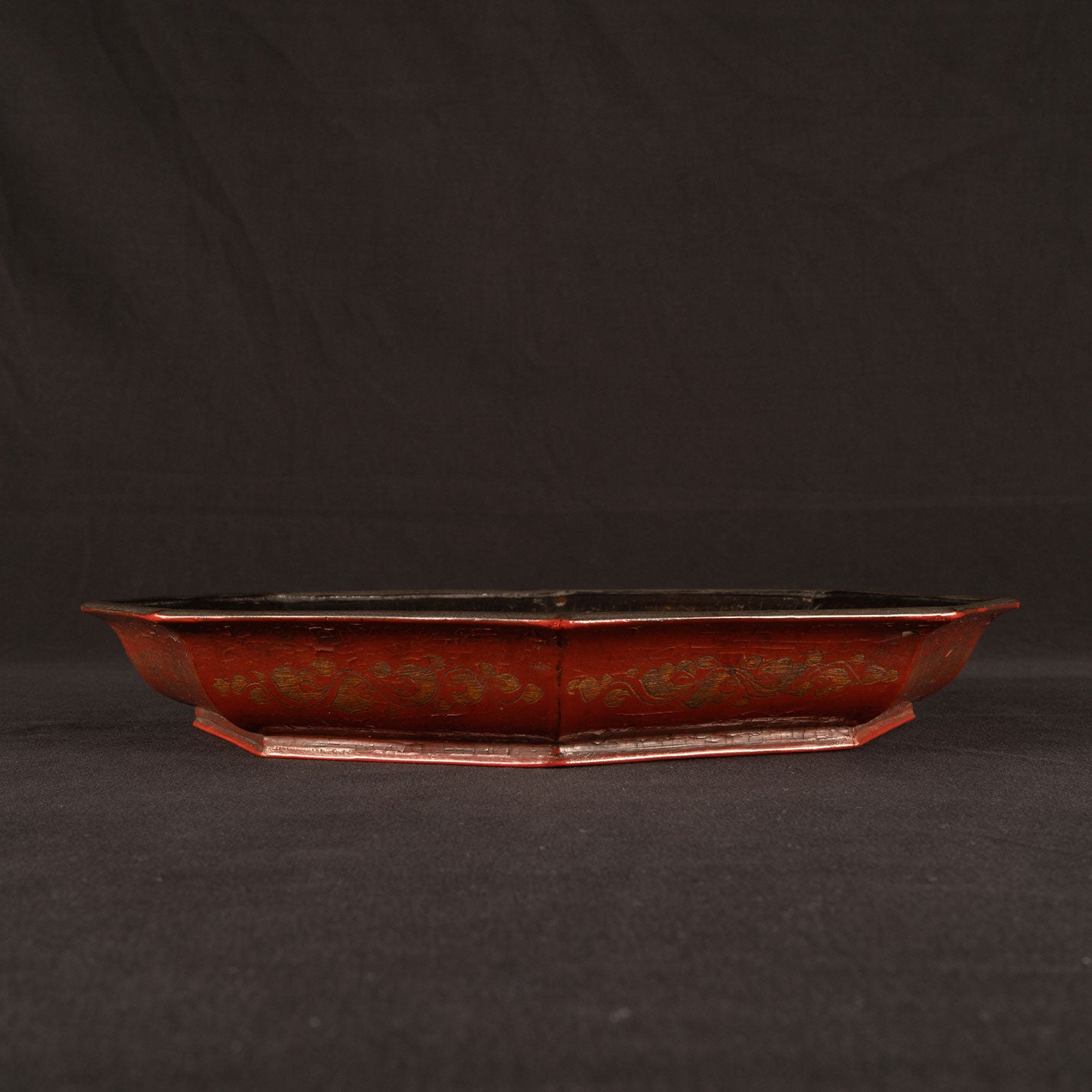 Colored lacquer octagonal tray