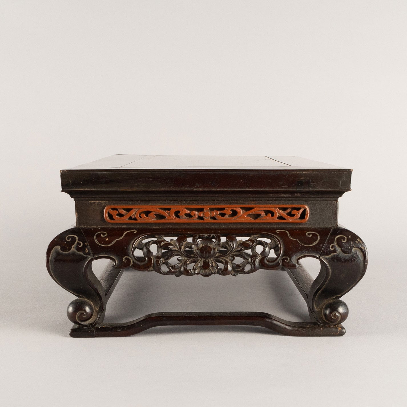 Karaki tea table