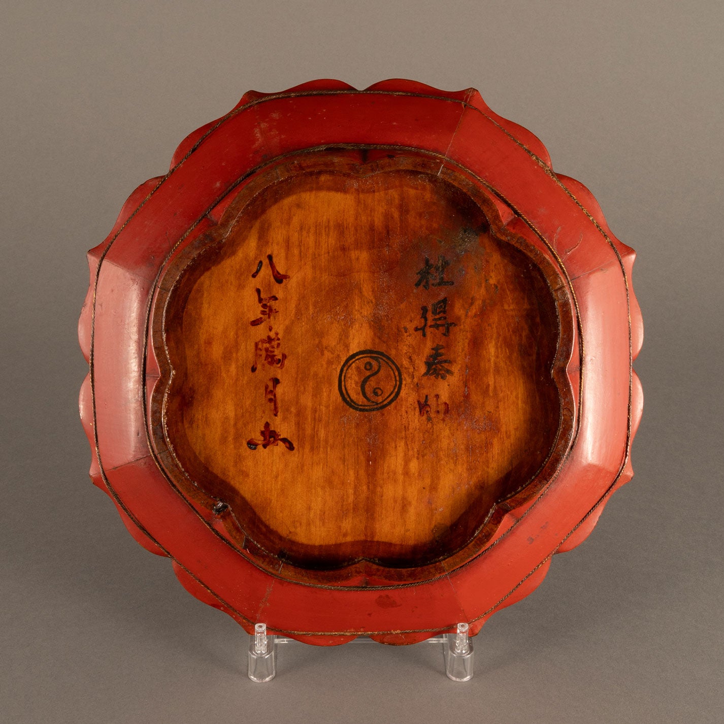 Vermilion lacquer flower plate with figures
