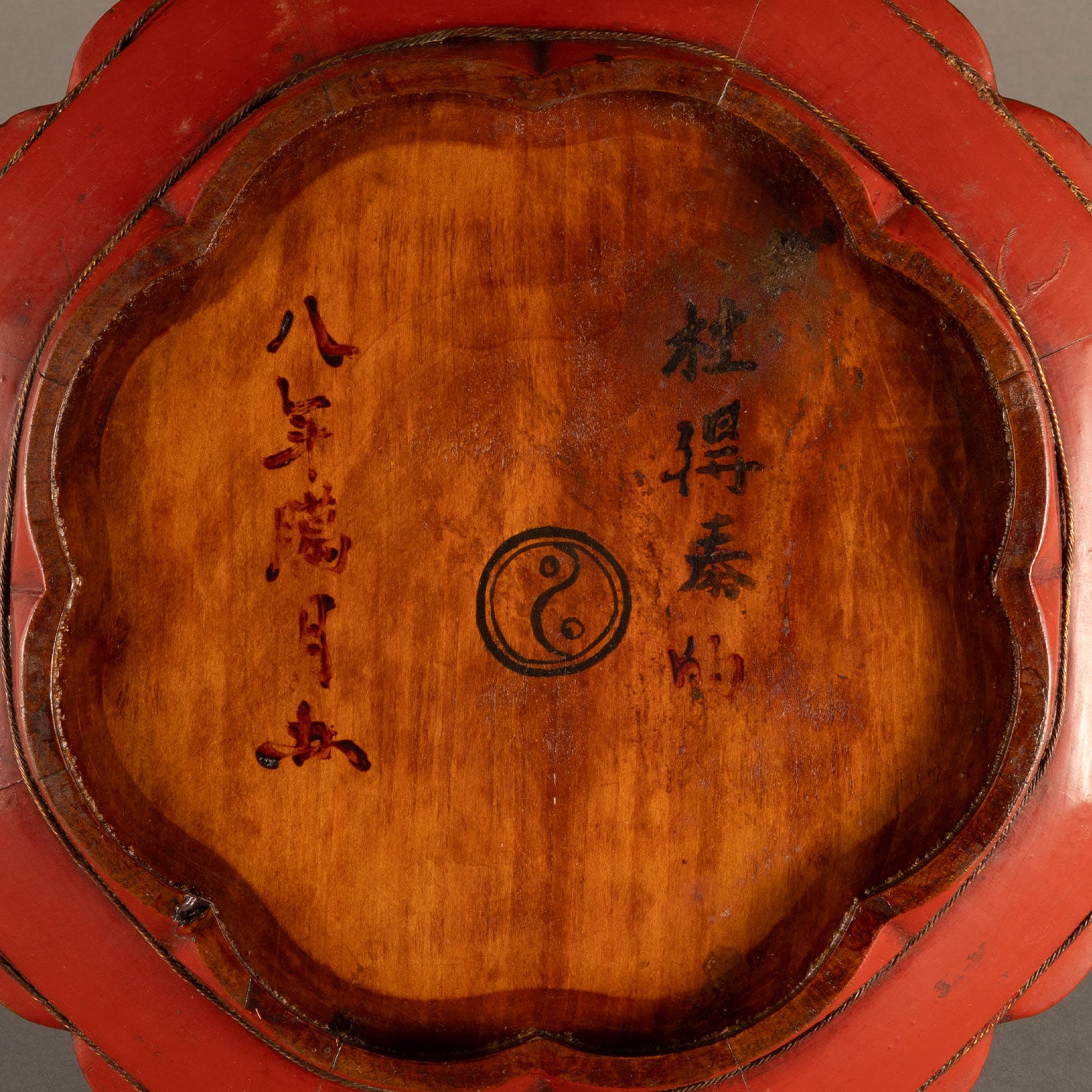 Vermilion lacquer flower plate with figures