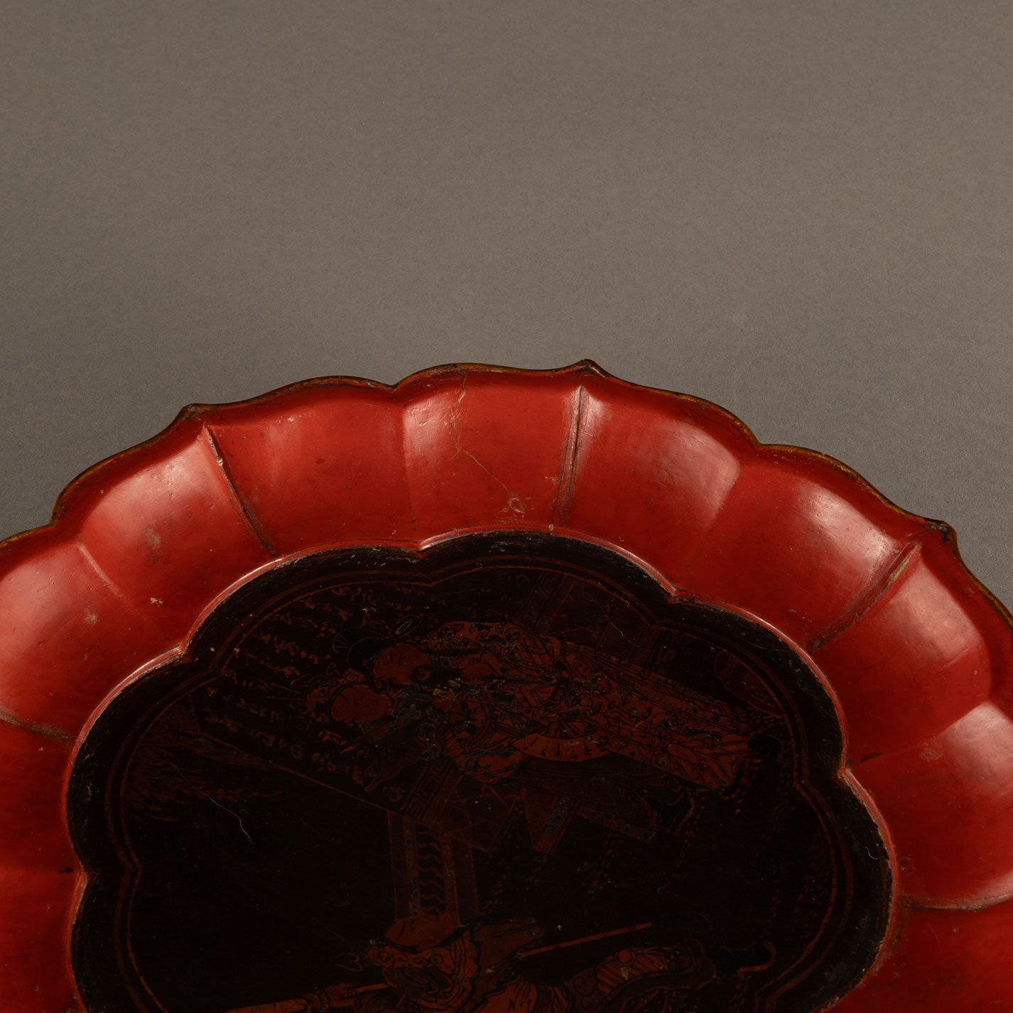 Vermilion lacquer flower plate with figures