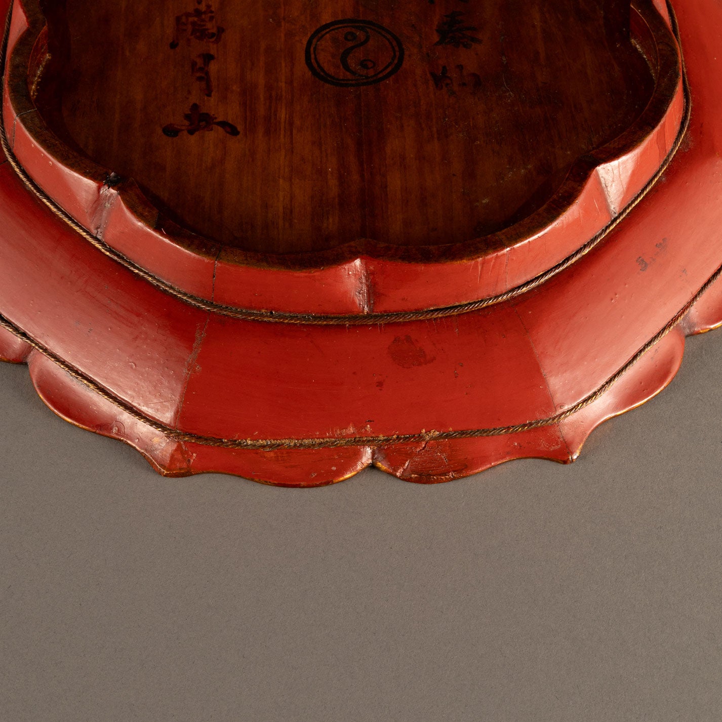 Vermilion lacquer flower plate with figures