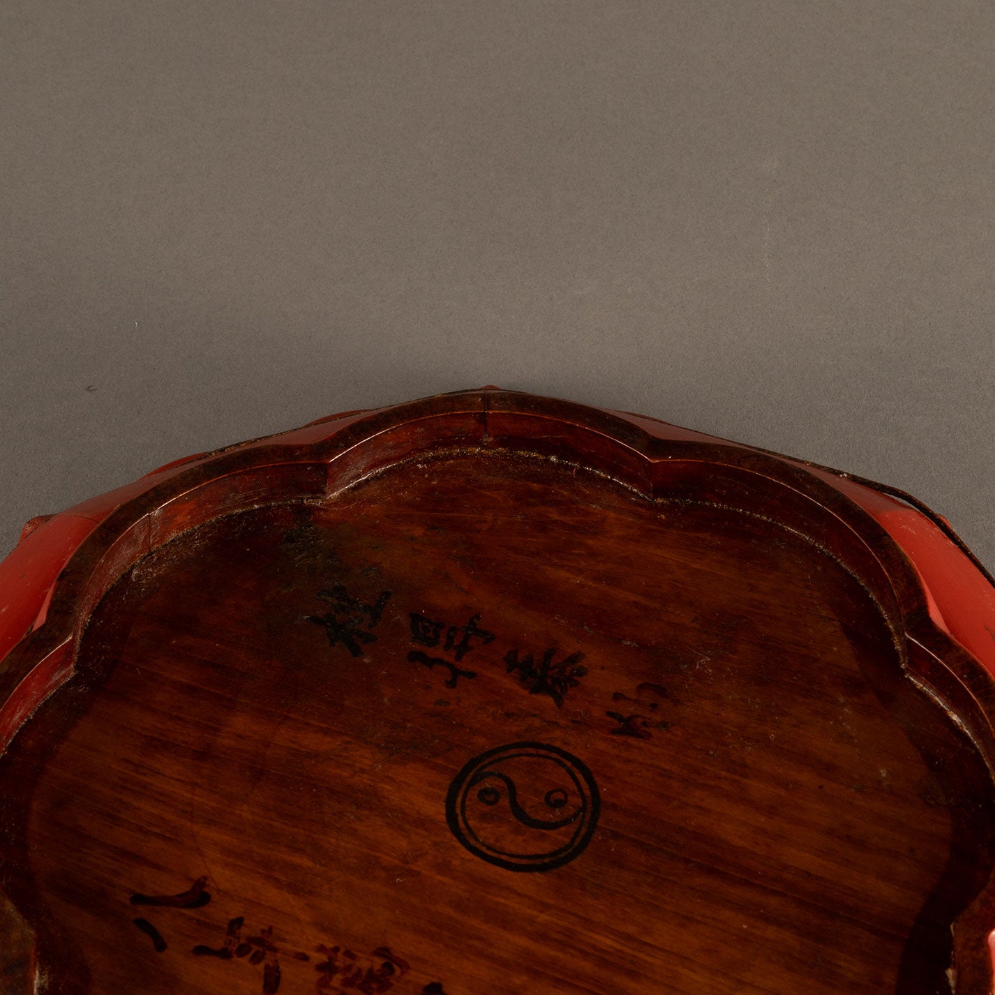Vermilion lacquer flower plate with figures