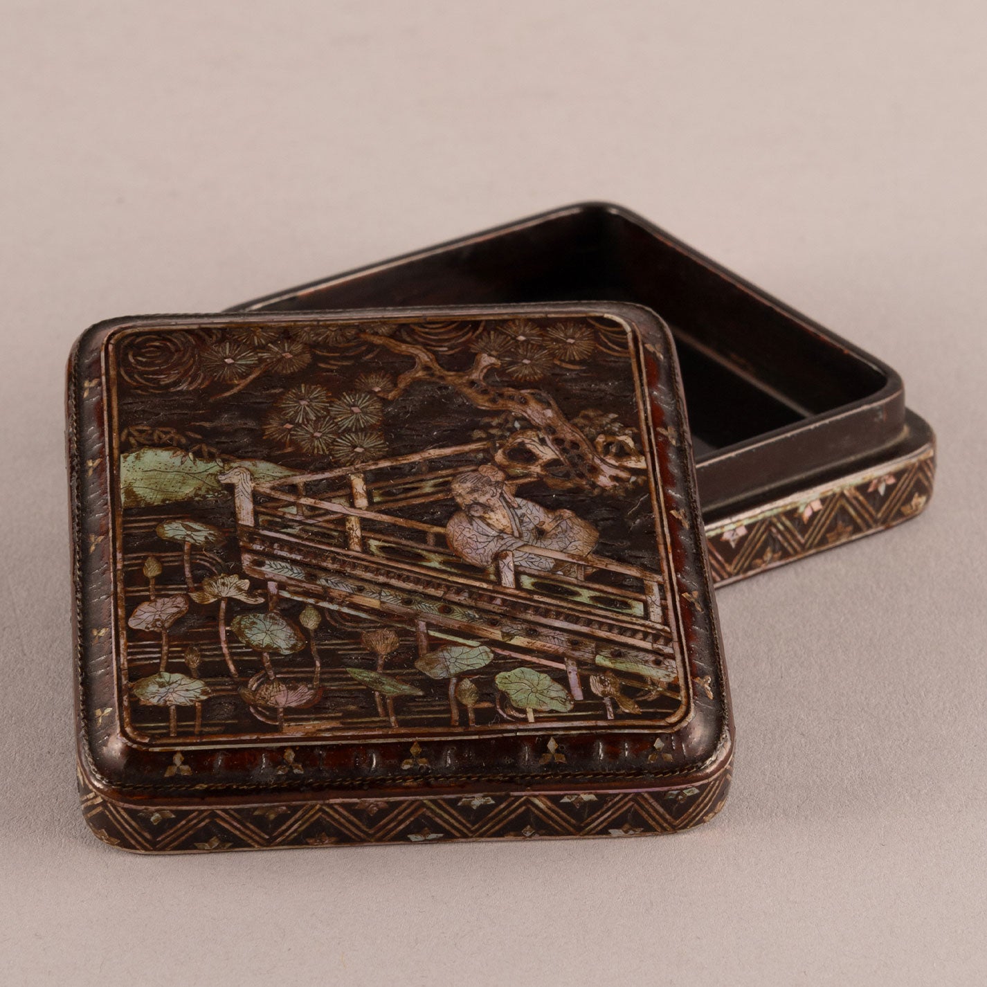 Mother-of-pearl Matsushita Takashi Kanren square box with lid
