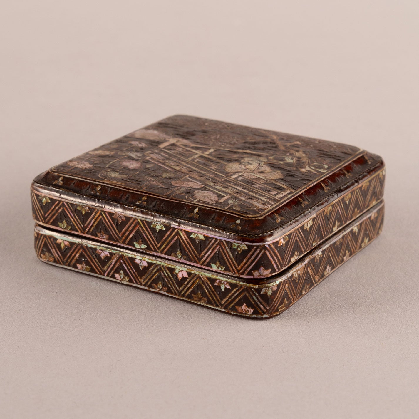 Mother-of-pearl Matsushita Takashi Kanren square box with lid