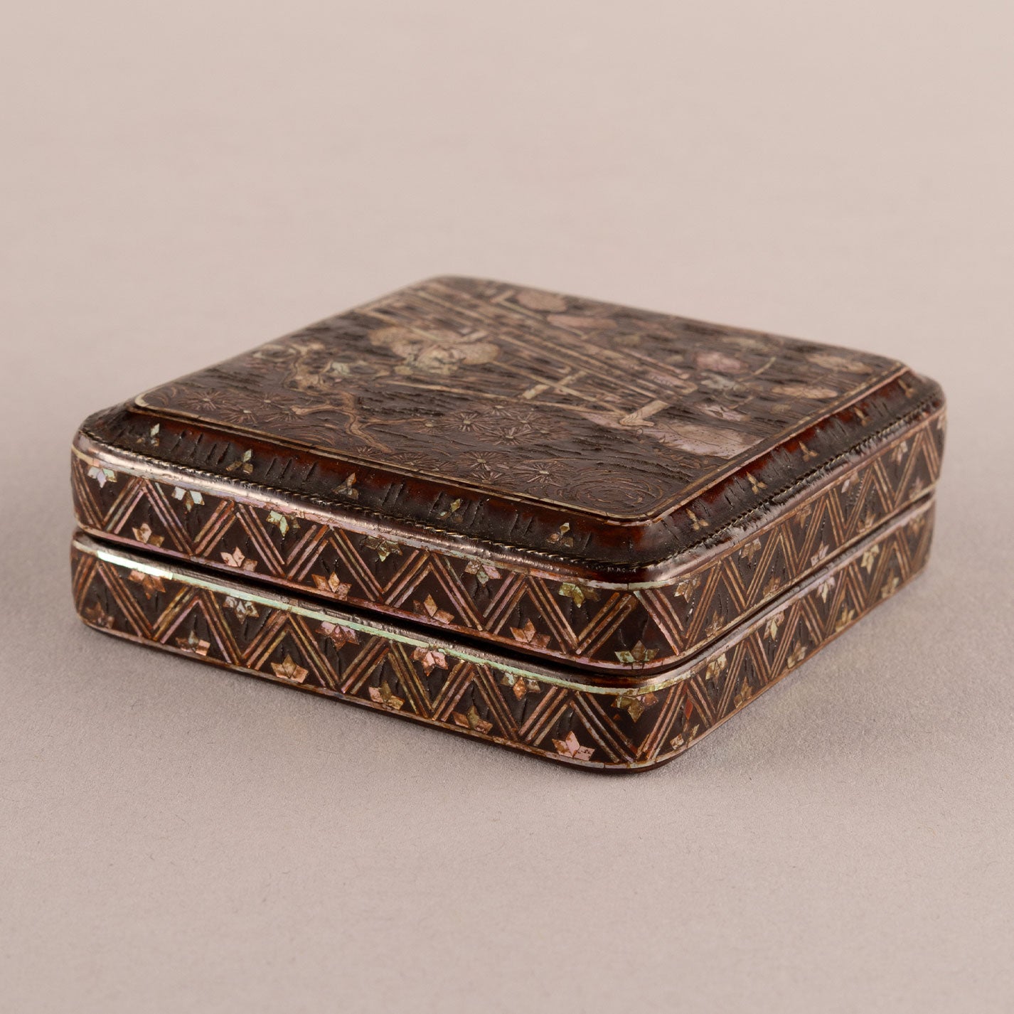 Mother-of-pearl Matsushita Takashi Kanren square box with lid