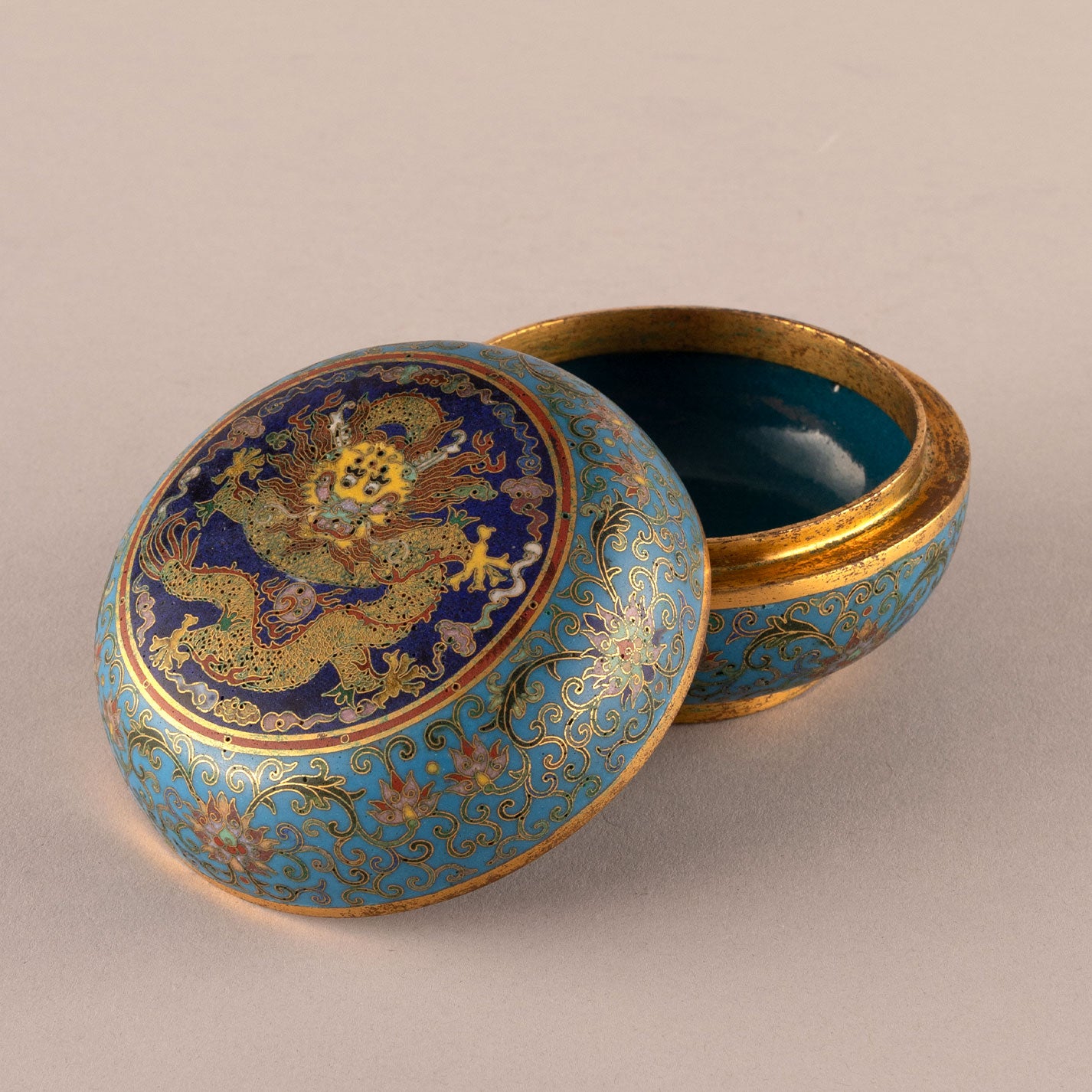 Lid box with dragon crest and enamel woven branches