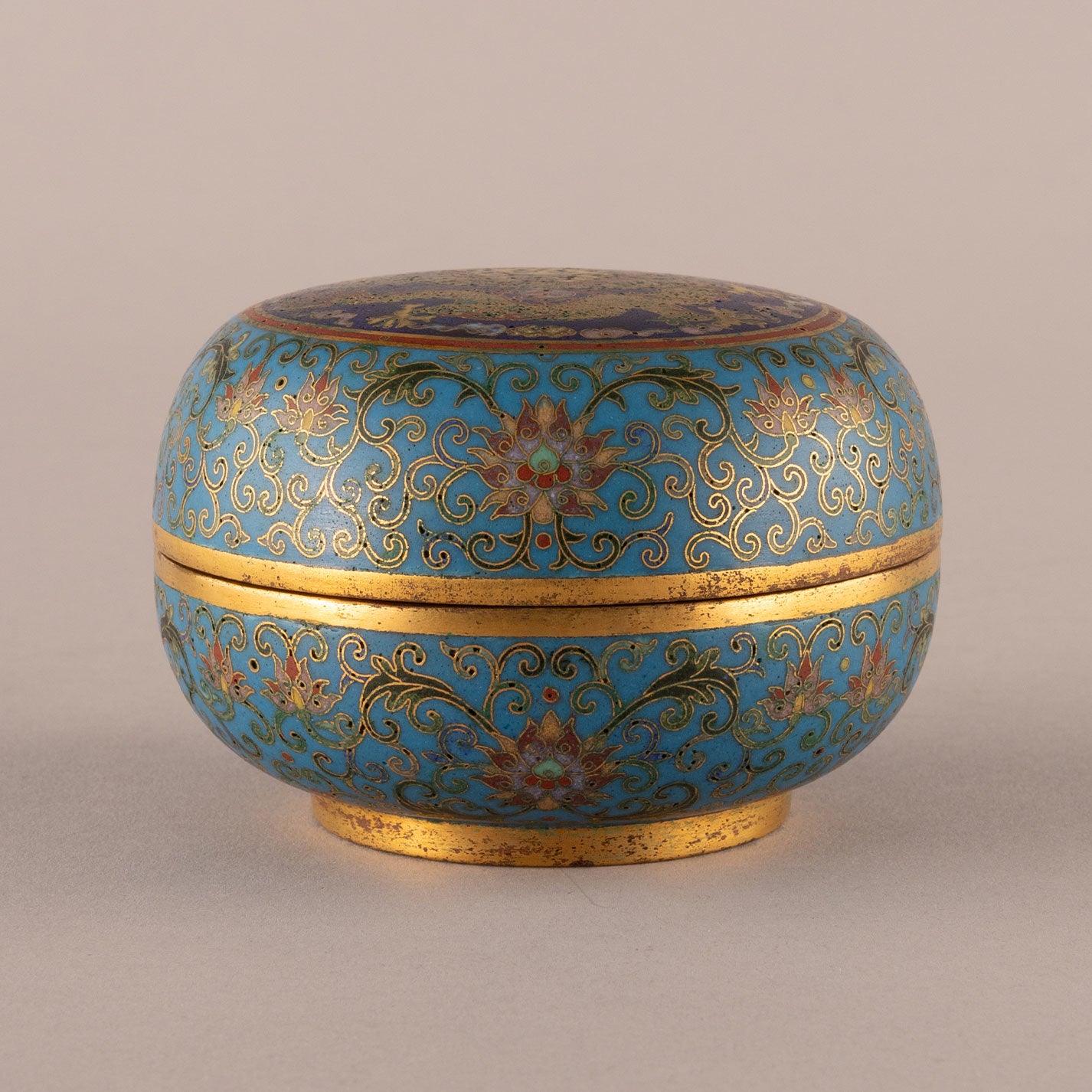 Lid box with dragon crest and enamel woven branches