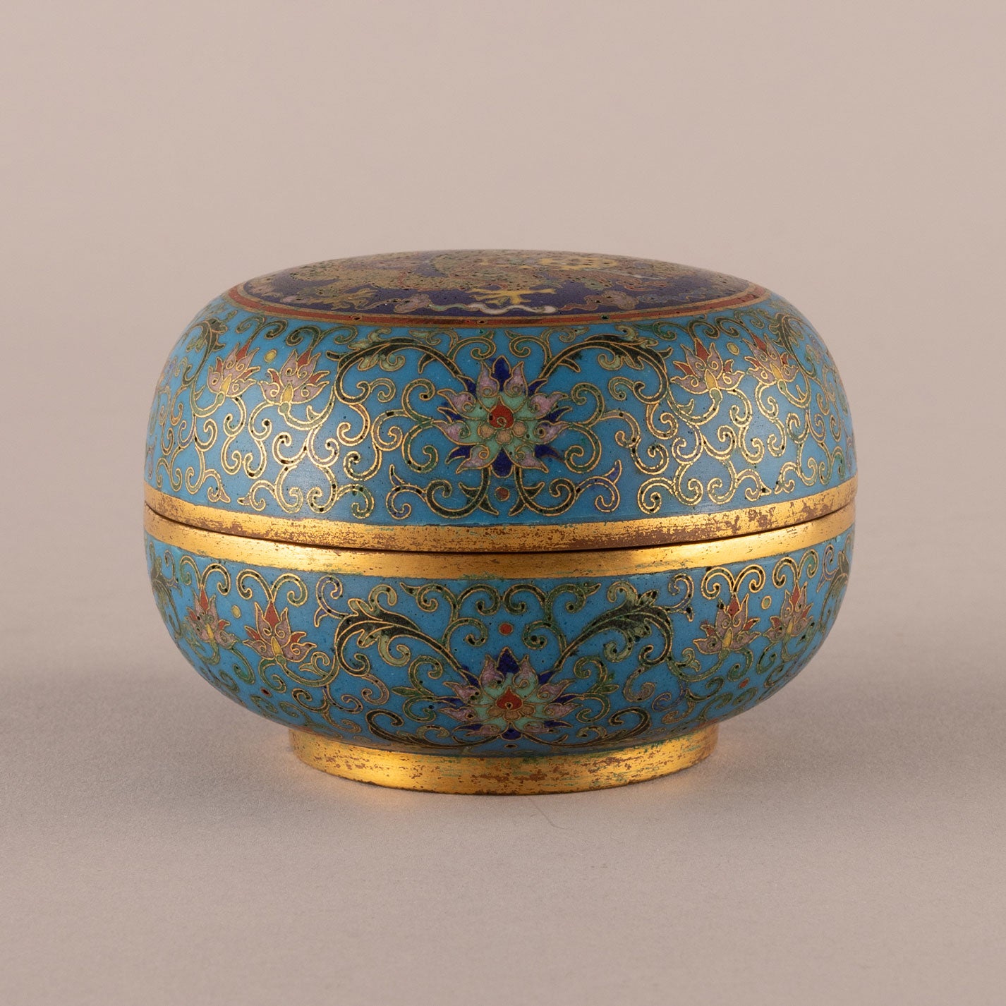 Lid box with dragon crest and enamel woven branches