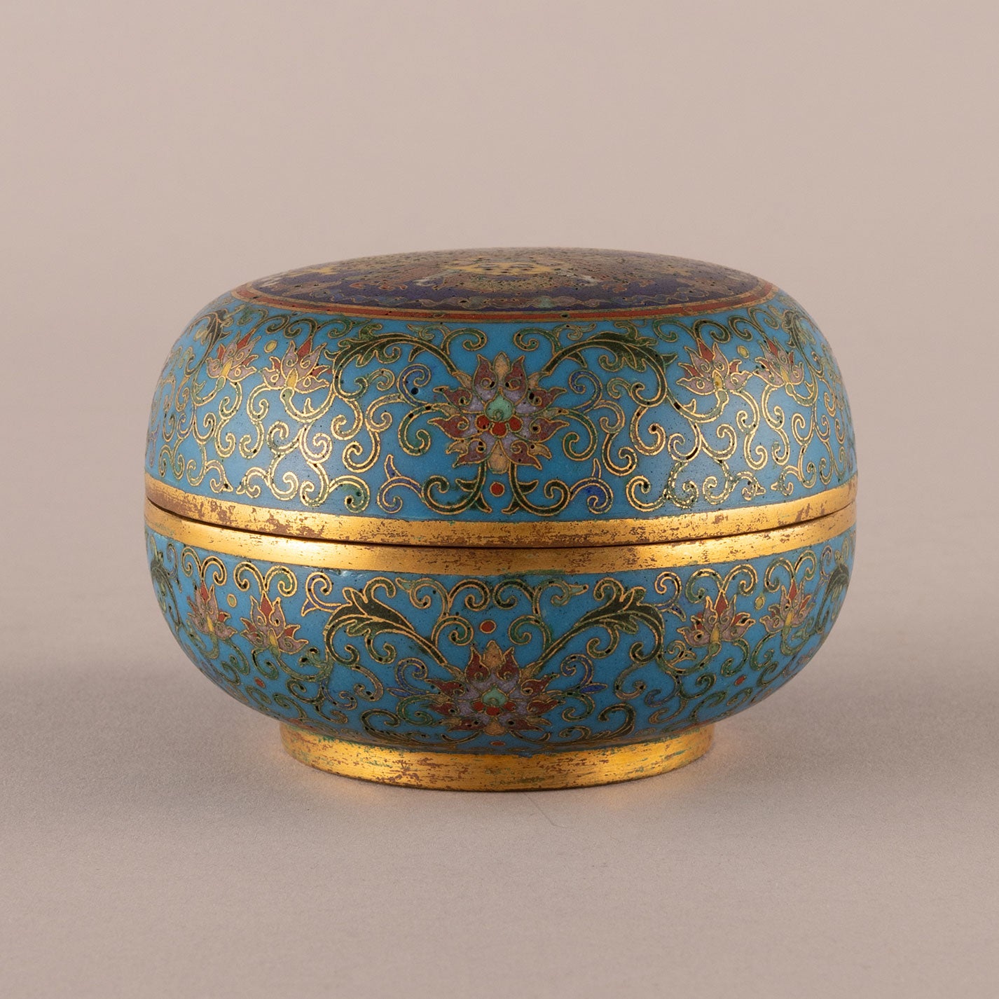 Lid box with dragon crest and enamel woven branches