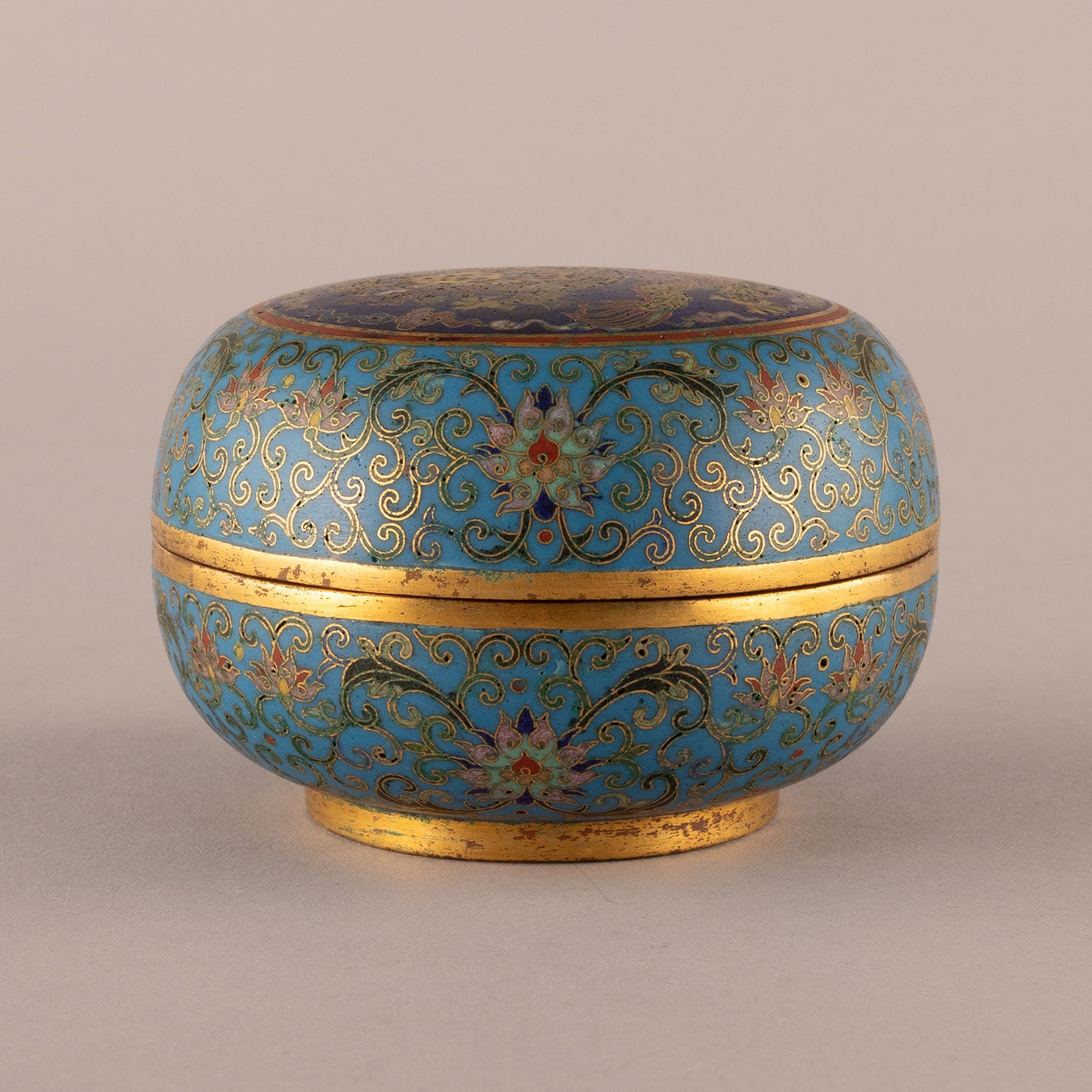 Lid box with dragon crest and enamel woven branches