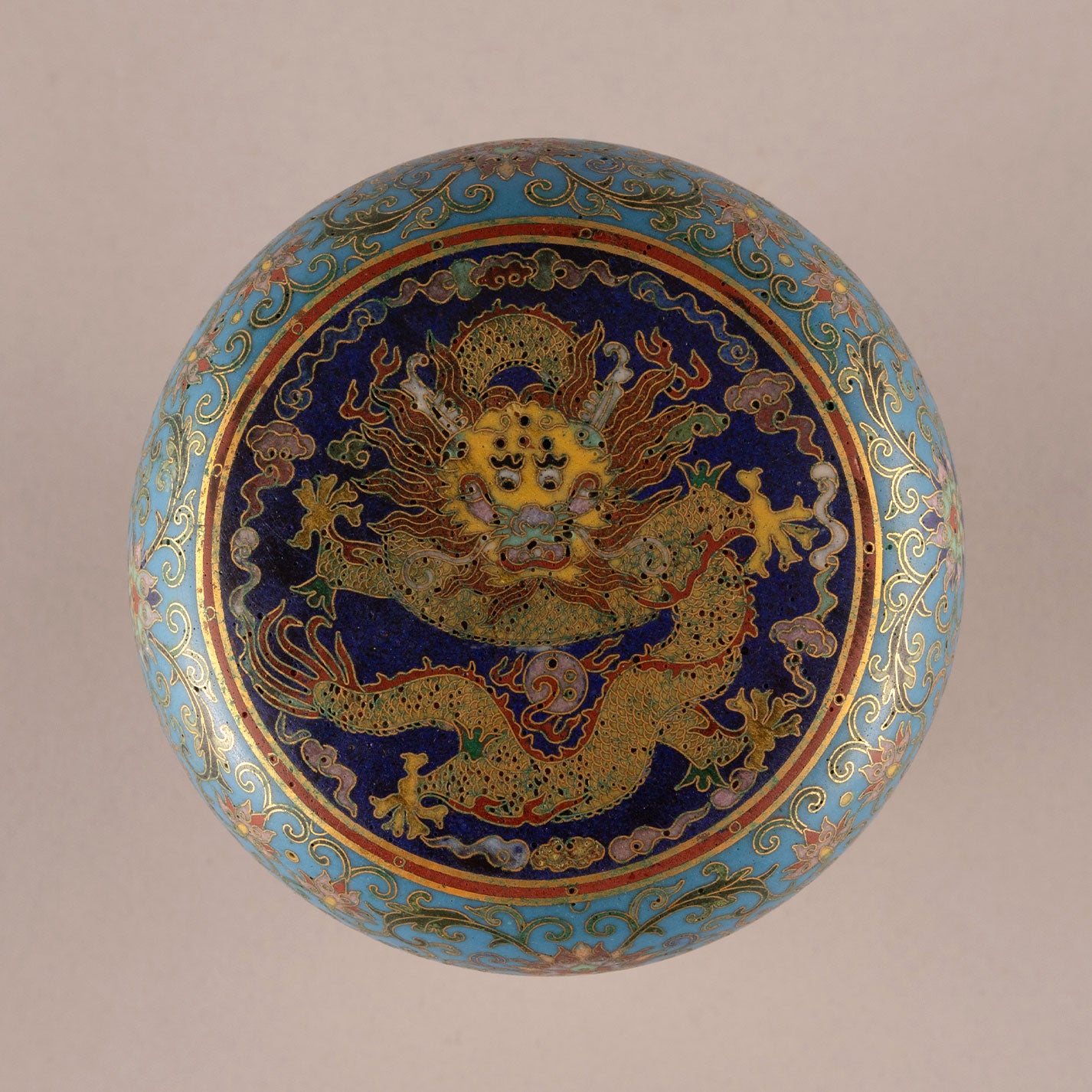 Lid box with dragon crest and enamel woven branches