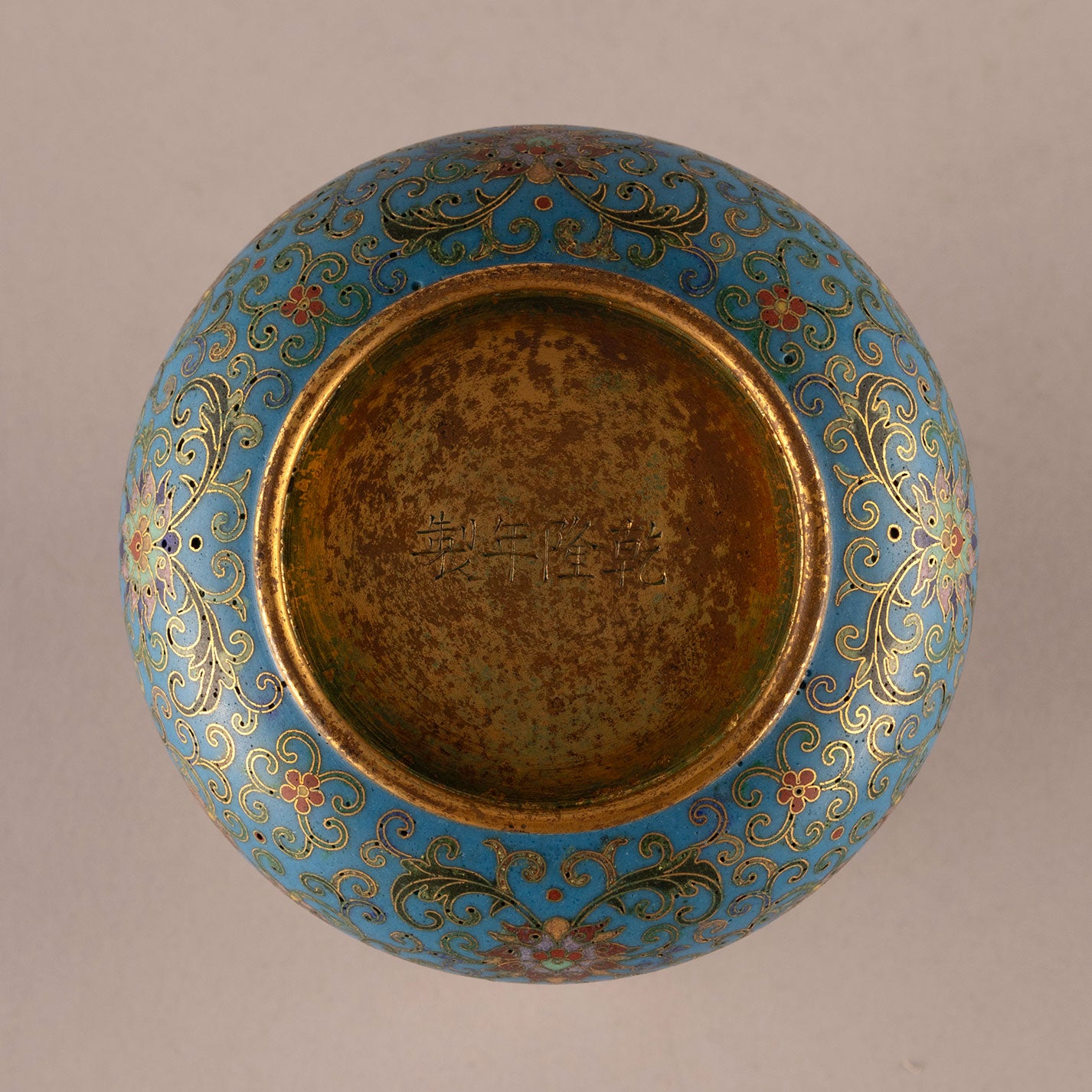 Lid box with dragon crest and enamel woven branches