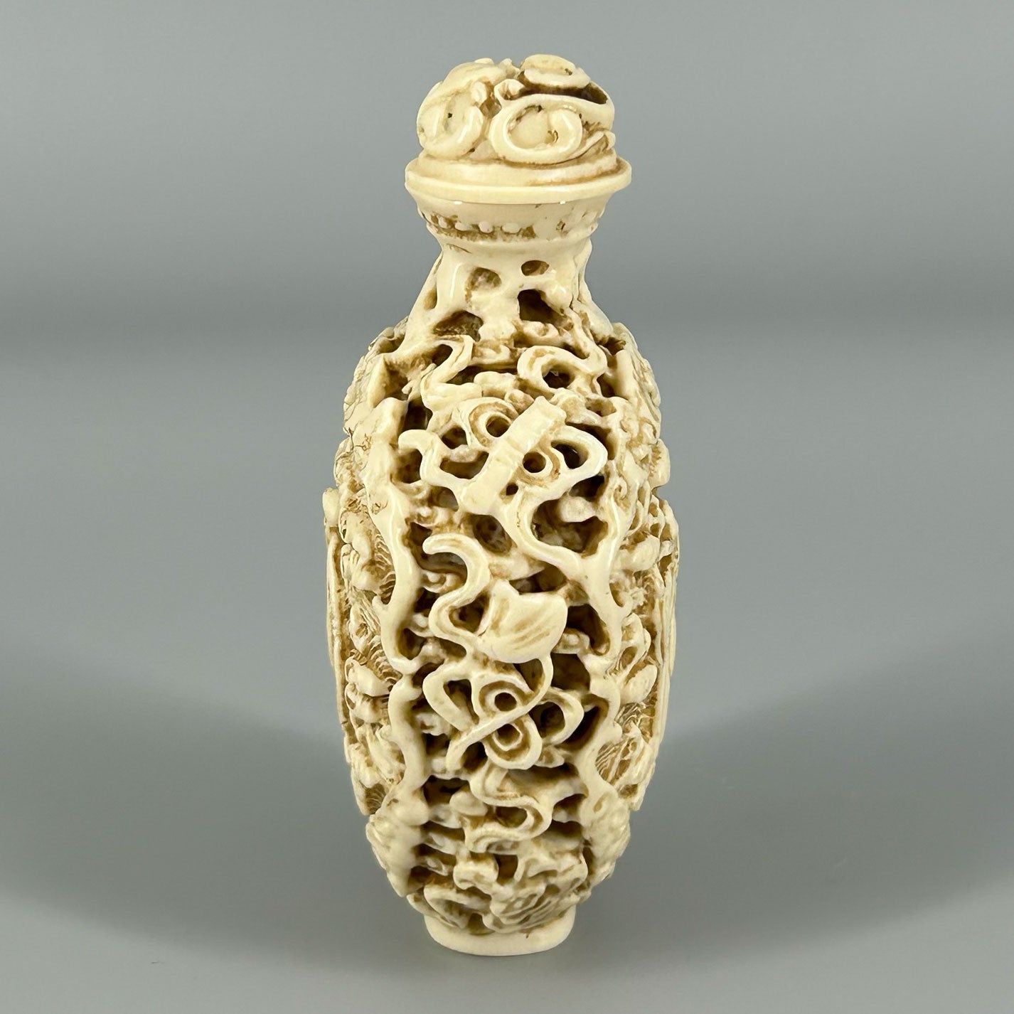 Ivory snuff bottle