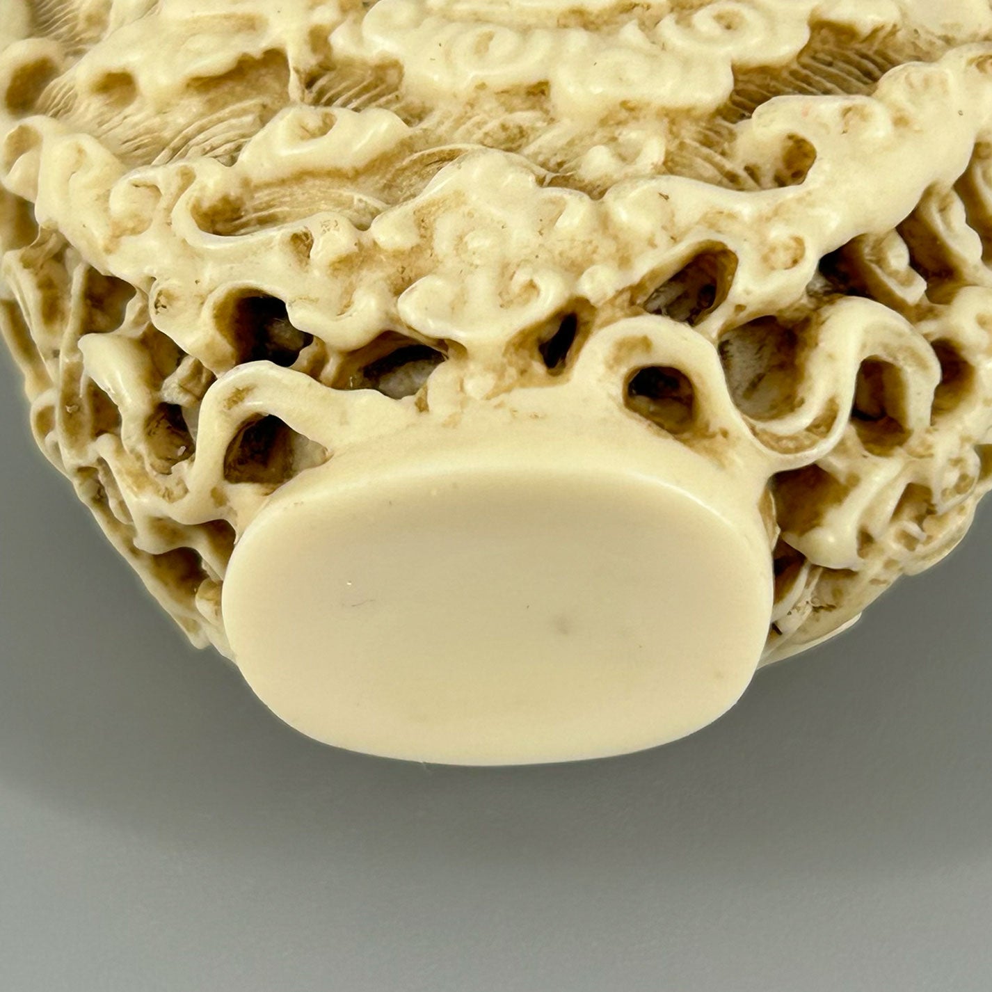 Ivory snuff bottle