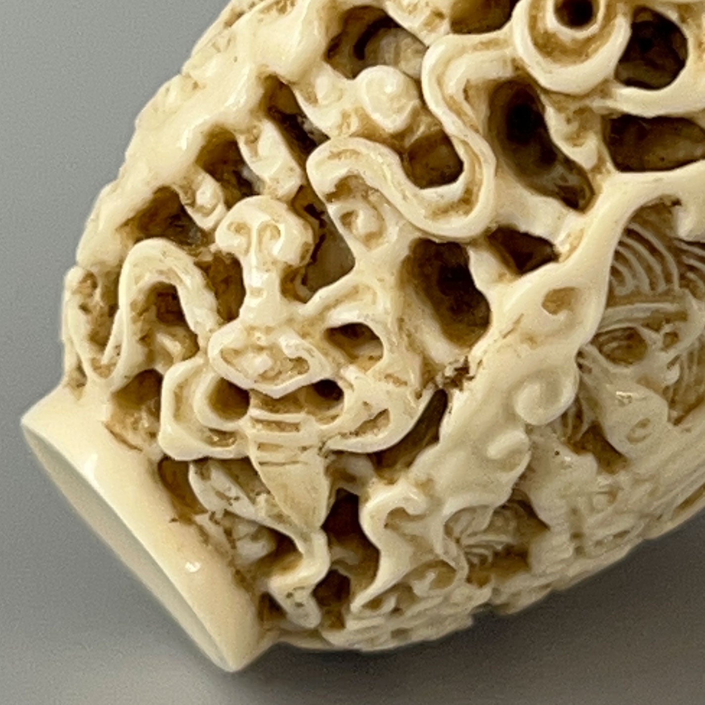 Ivory snuff bottle