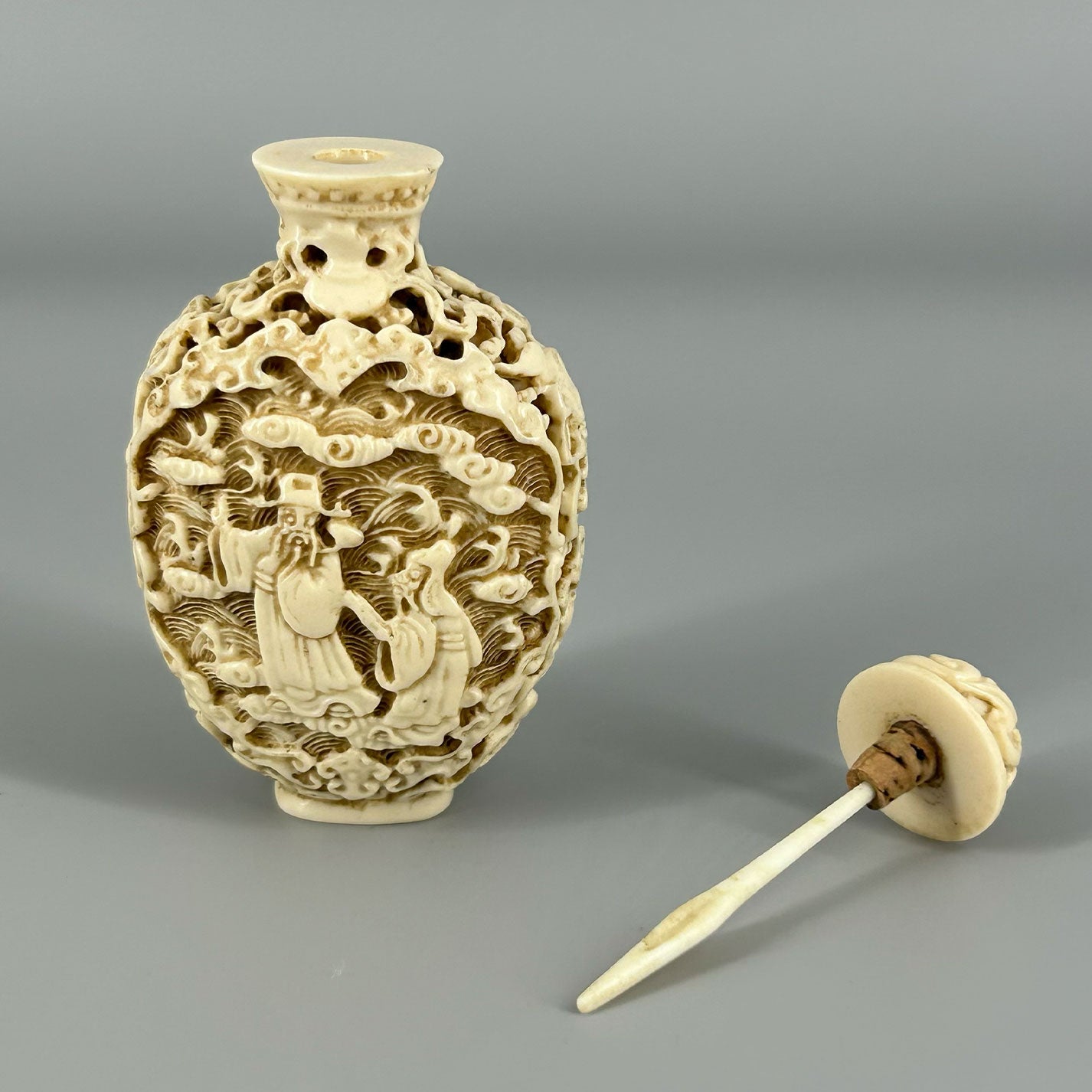 Ivory snuff bottle