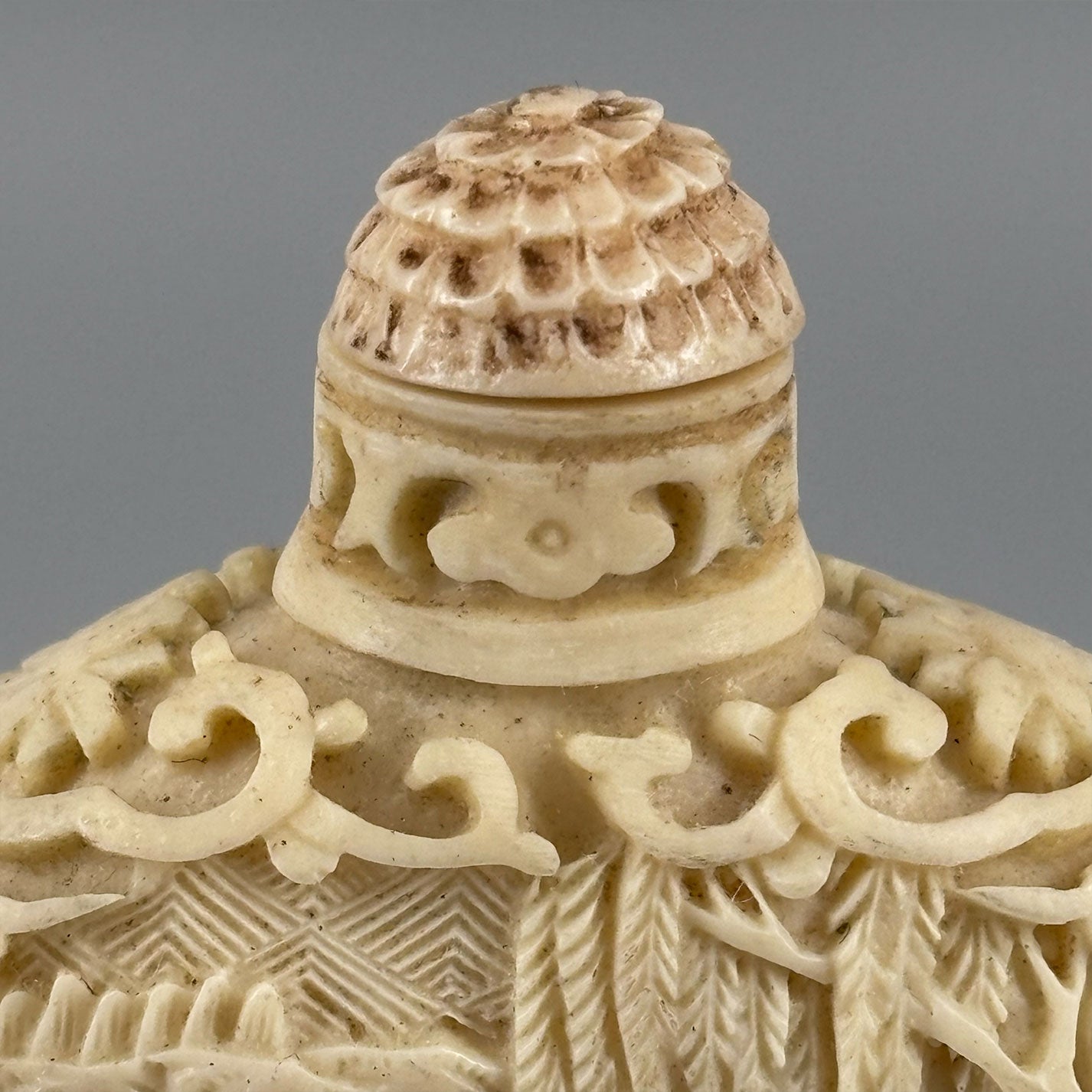 Ivory snuff bottle