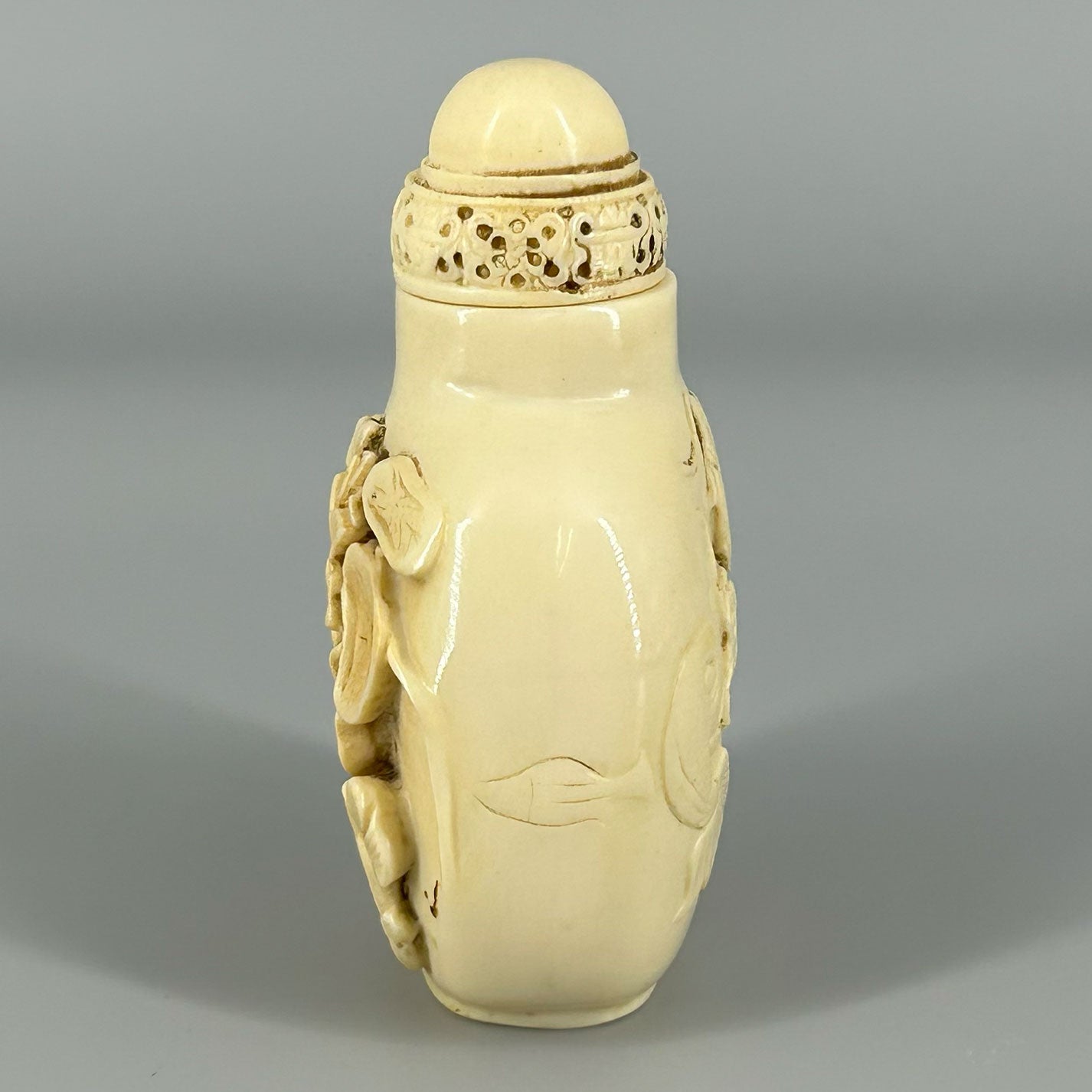 Ivory snuff bottle