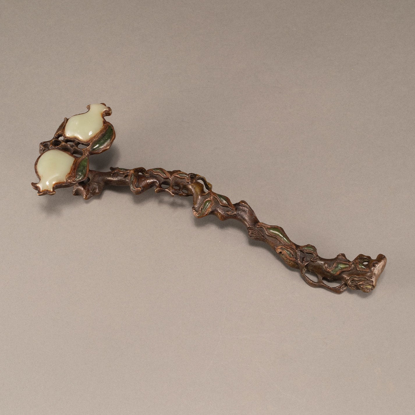 White jade inlaid rui