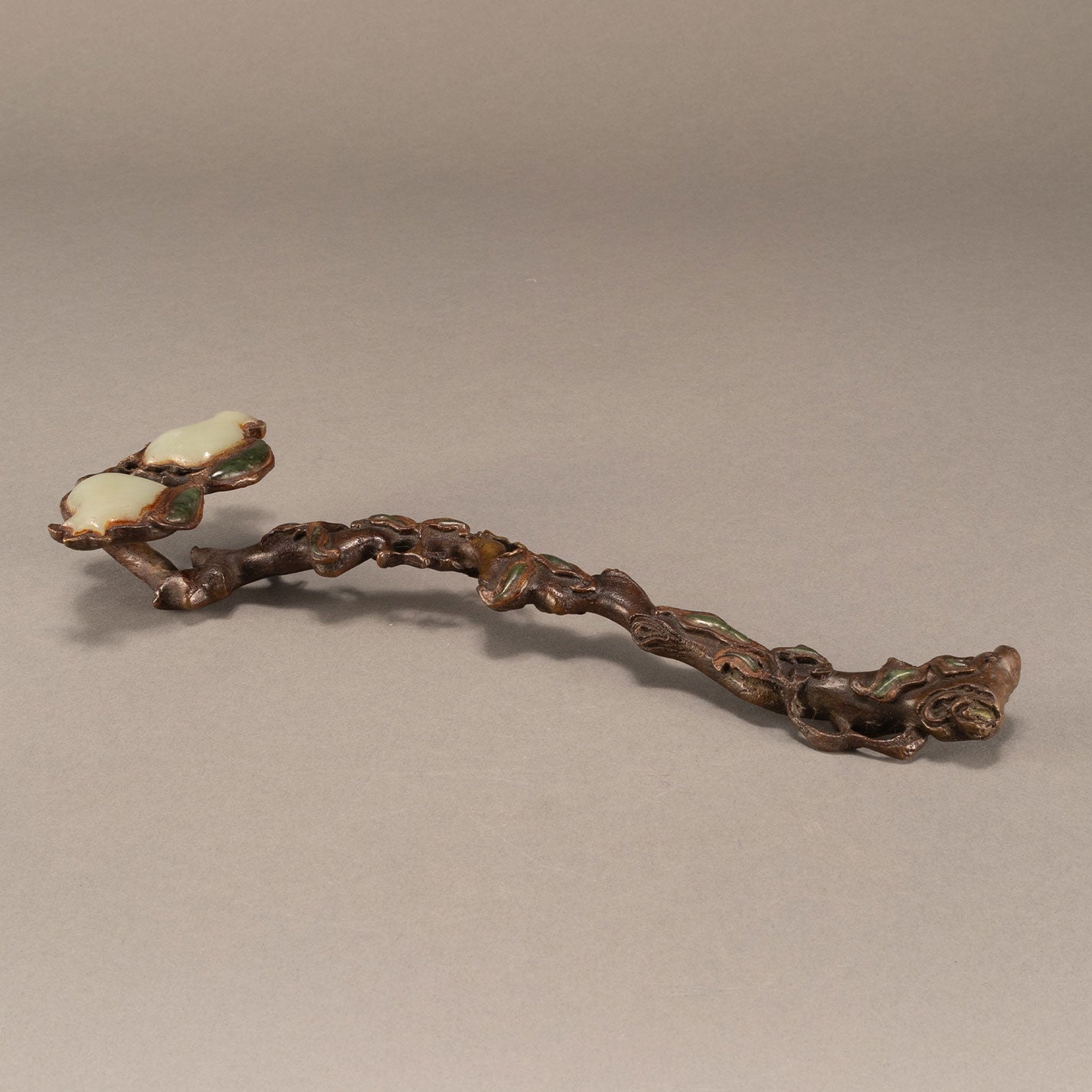 White jade inlaid rui