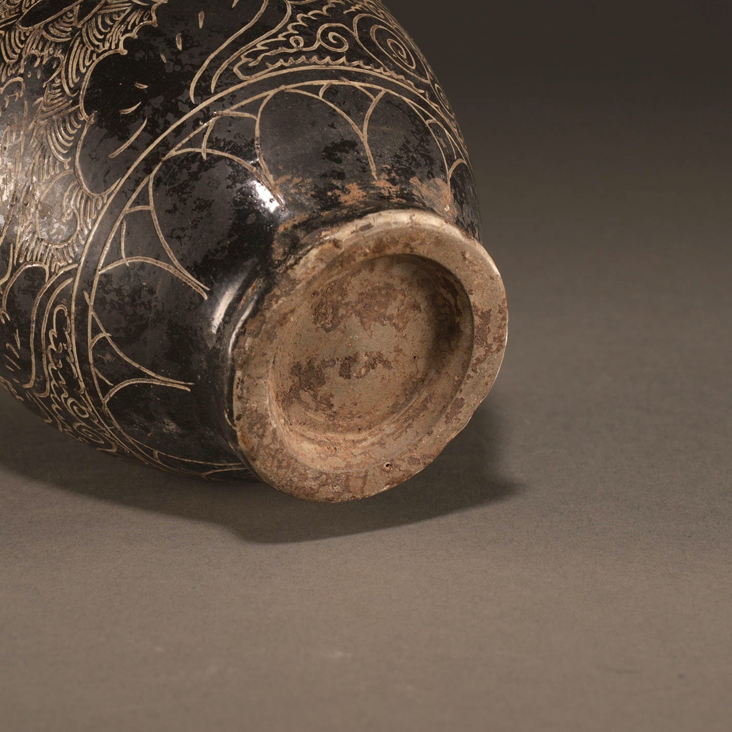 黑釉刻花鳥紋壺