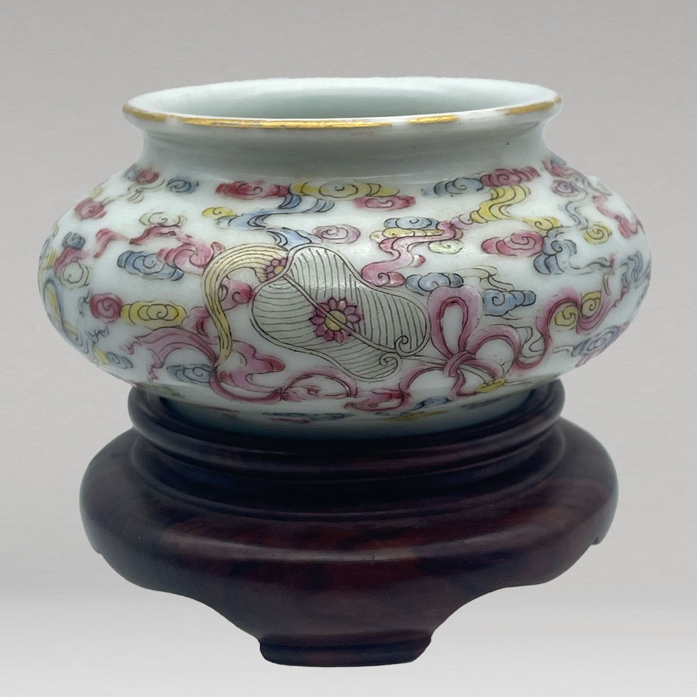 Powder-painted Eight Treasures Cloud Pattern Water Cup