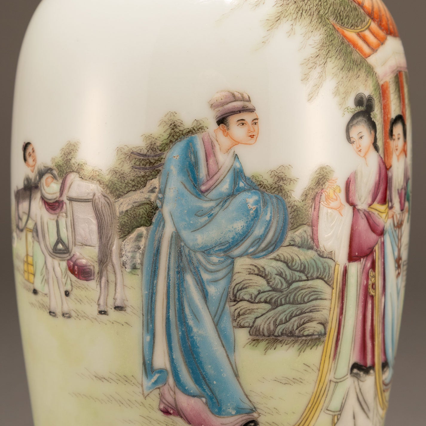 粉彩人物瓶