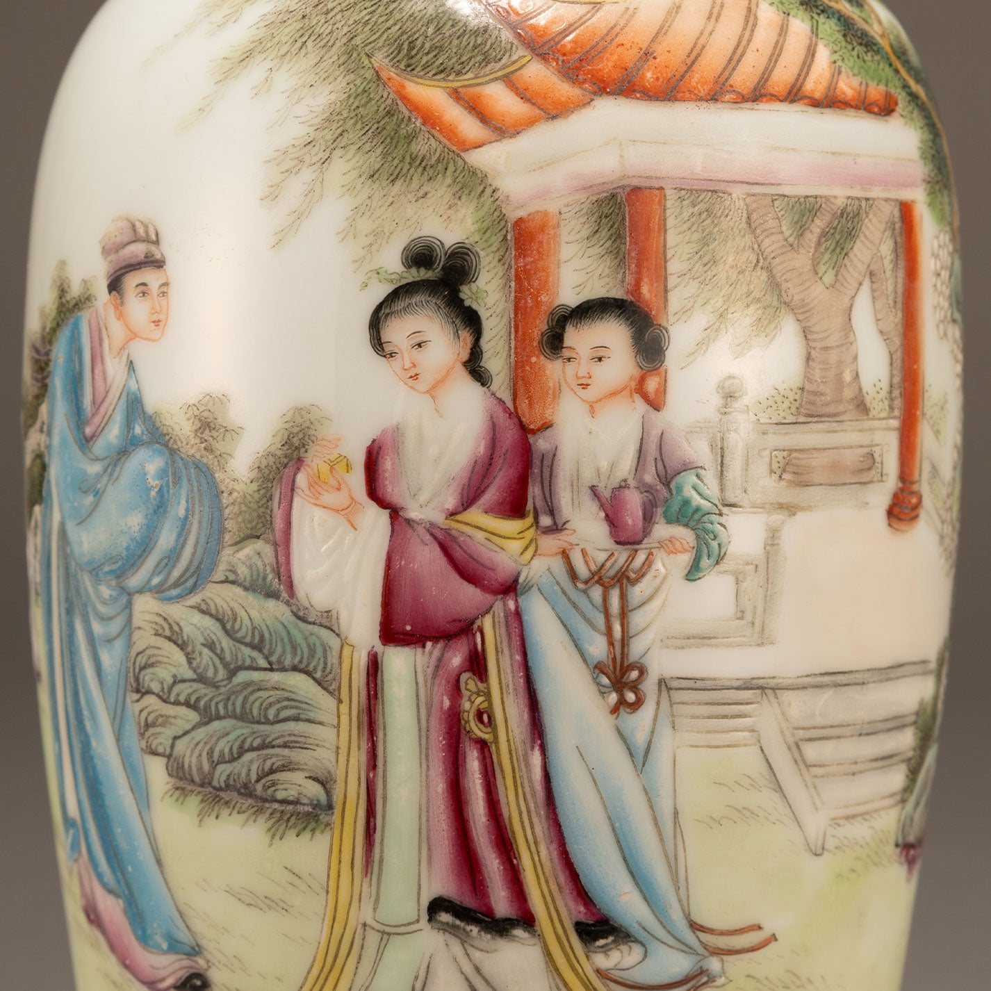 粉彩人物瓶