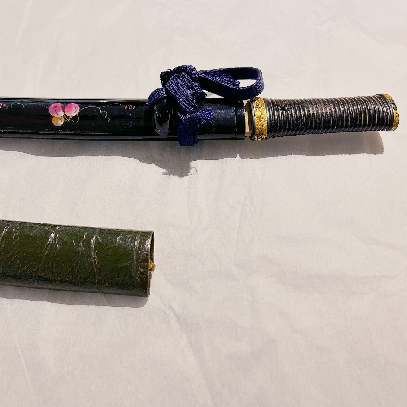 Aikuchi Koshirae with Black Lacquer Scabbard Decorated with Grapevine Design