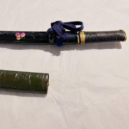 Aikuchi Koshirae with Black Lacquer Scabbard Decorated with Grapevine Design
