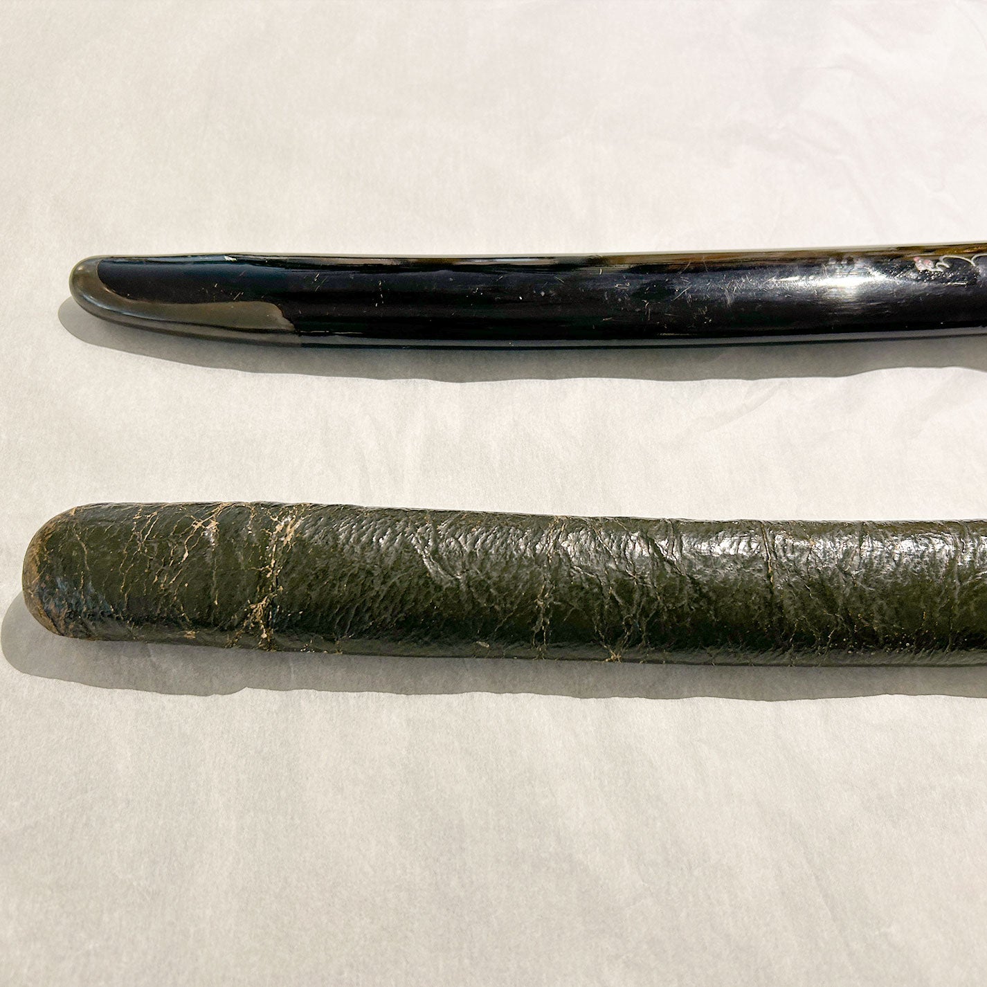 Aikuchi Koshirae with Black Lacquer Scabbard Decorated with Grapevine Design