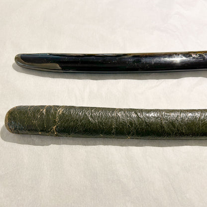 Aikuchi Koshirae with Black Lacquer Scabbard Decorated with Grapevine Design