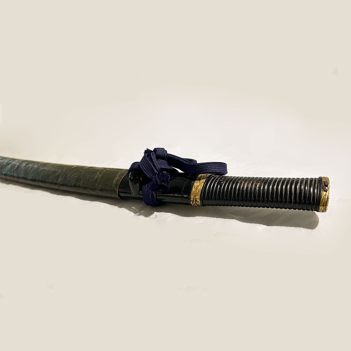 Aikuchi Koshirae with Black Lacquer Scabbard Decorated with Grapevine Design