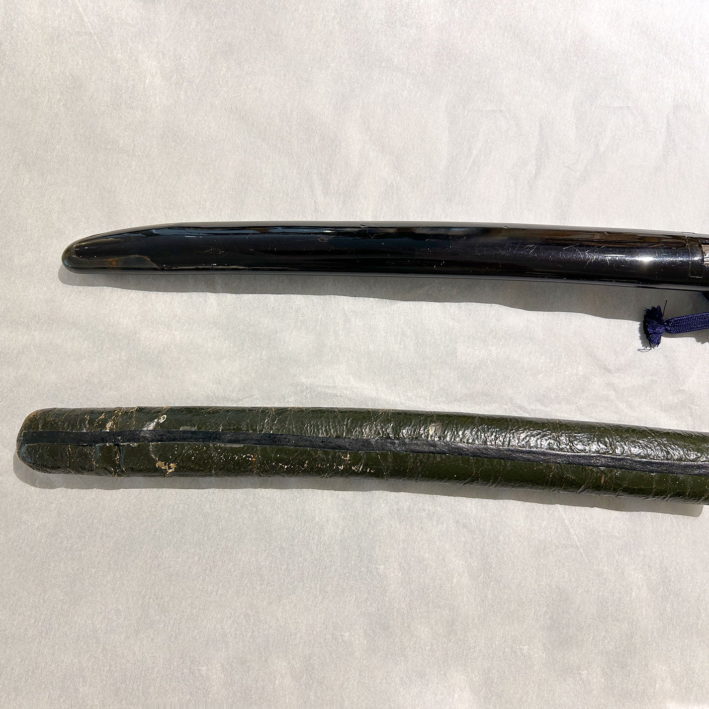 Aikuchi Koshirae with Black Lacquer Scabbard Decorated with Grapevine Design