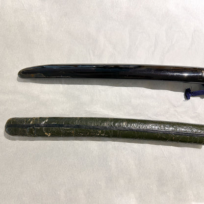 Aikuchi Koshirae with Black Lacquer Scabbard Decorated with Grapevine Design