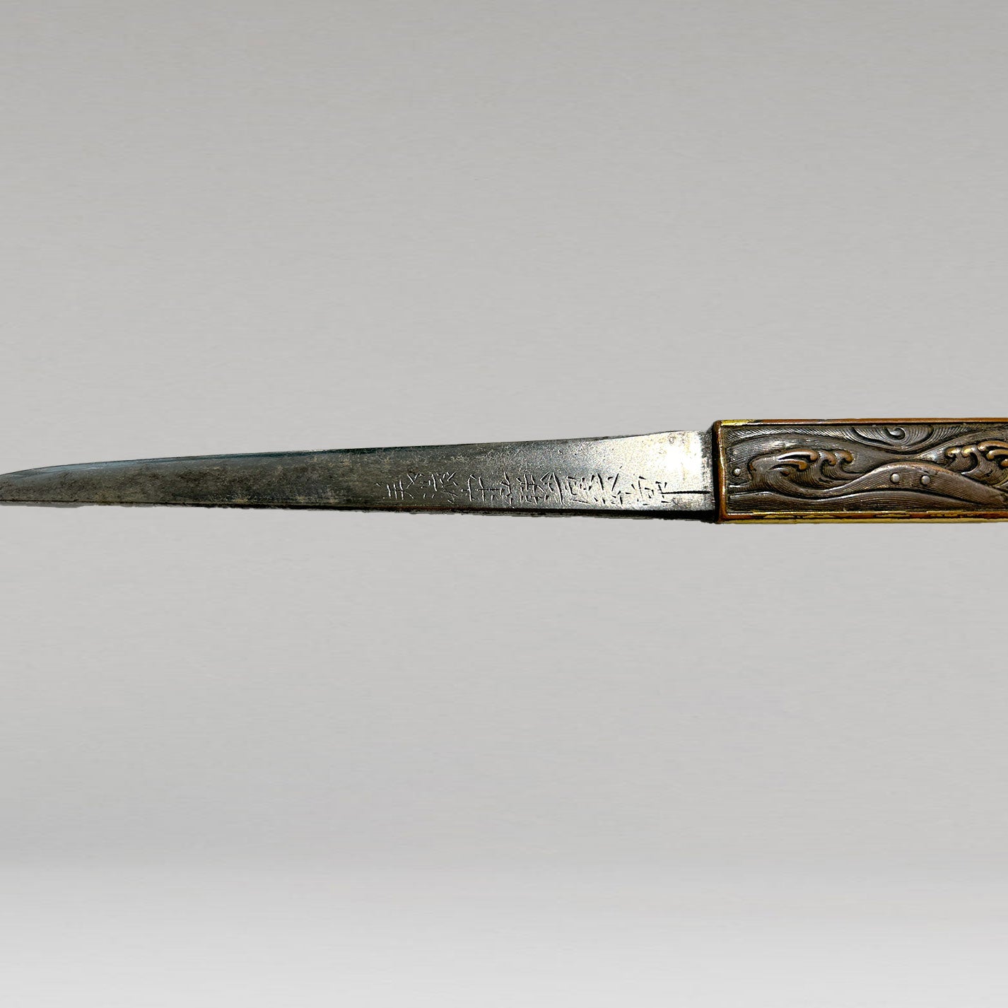 Aikuchi Koshirae with Black Lacquer Scabbard Decorated with Grapevine Design