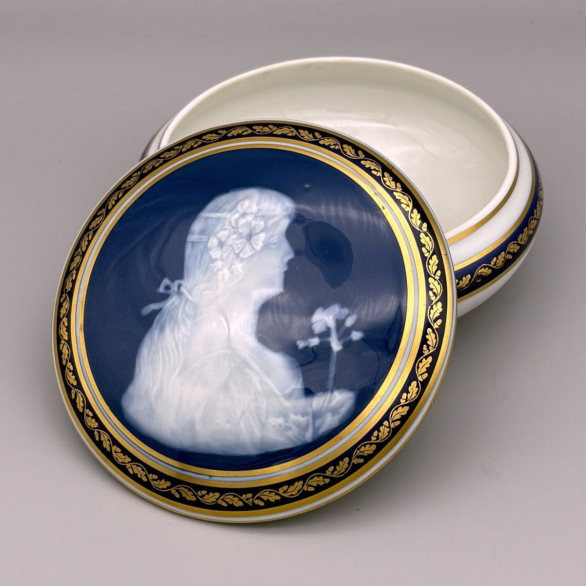 [G0213] Limoges "Pate-sur-Pate accessory case"