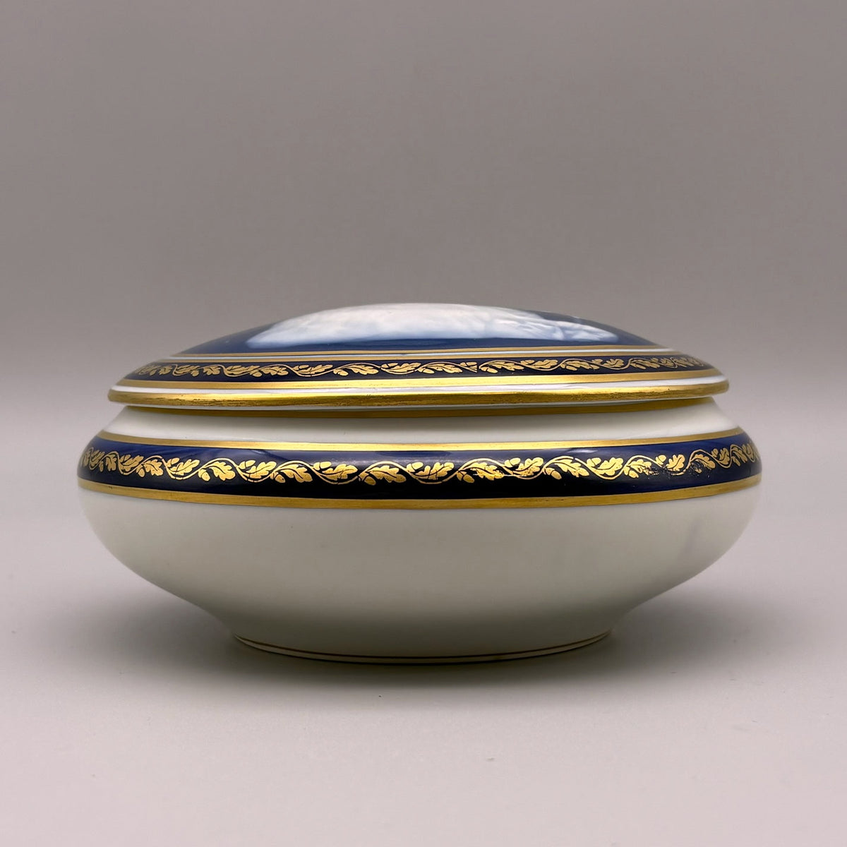 [G0213] Limoges "Pate-sur-Pate accessory case"