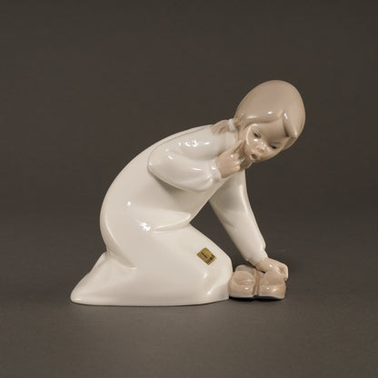 LLADRO / Girl with Slippers