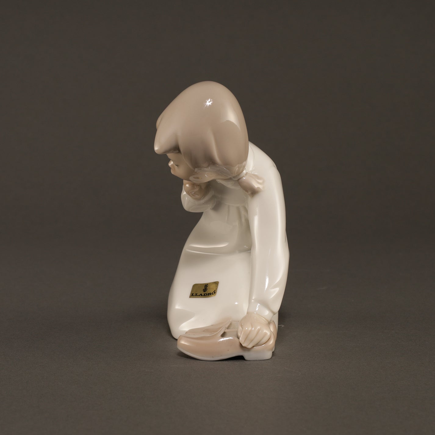 LLADRO / Girl with Slippers